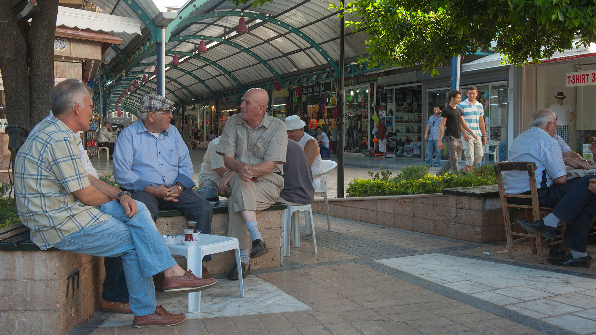 Rentner sitzen in Marmaris (Türkei) in einer Einkaufspassage und unterhalten sich. (Archiv) | picture alliance / Hackenberg-Ph