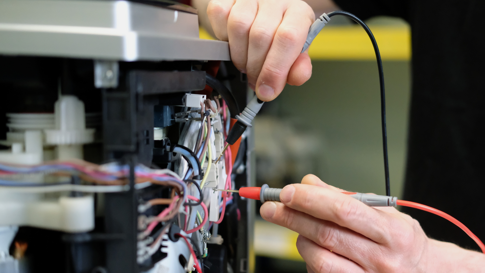 An einem Kaffee-Vollautomaten in einer Reparaturwerkstatt werden elektronische Messgrößen ermittelt (Archivbild). 