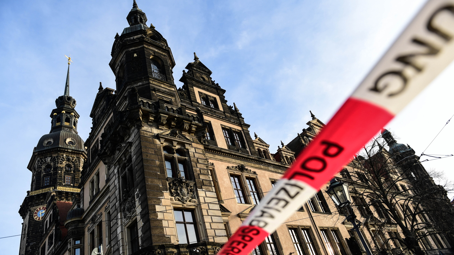 Das Residenzschloss in Dresden hinter einem Absperrband. | FILIP SINGER/EPA-EFE/REX