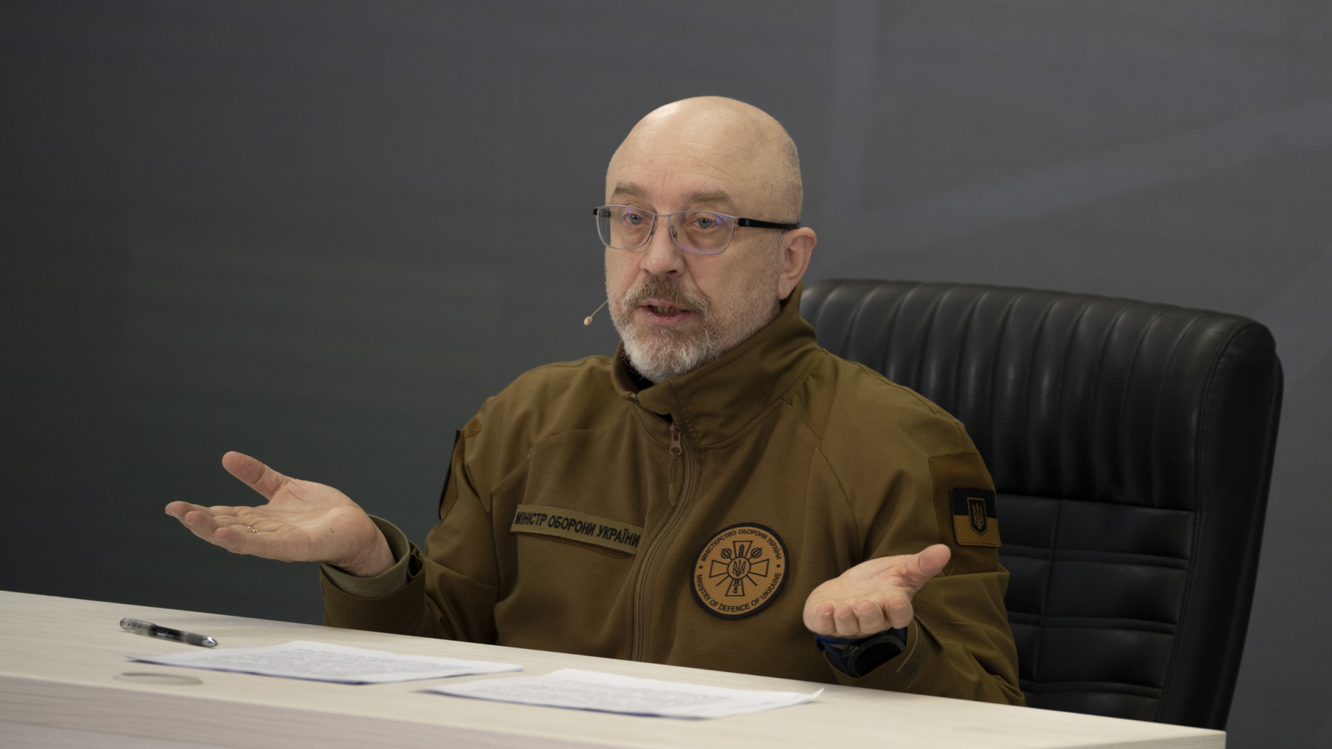 Olexij Resnikow bei einer Pressekonferenz | dpa