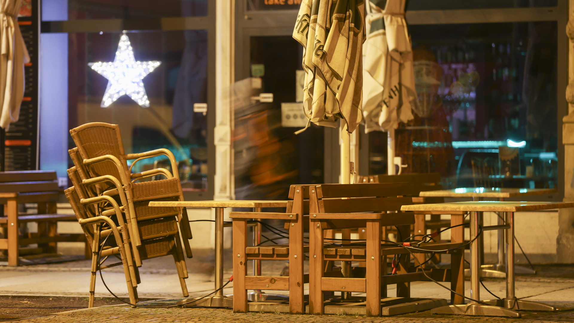 Stühle und Tische stehen vor einem geschlossenen Restaurant | dpa