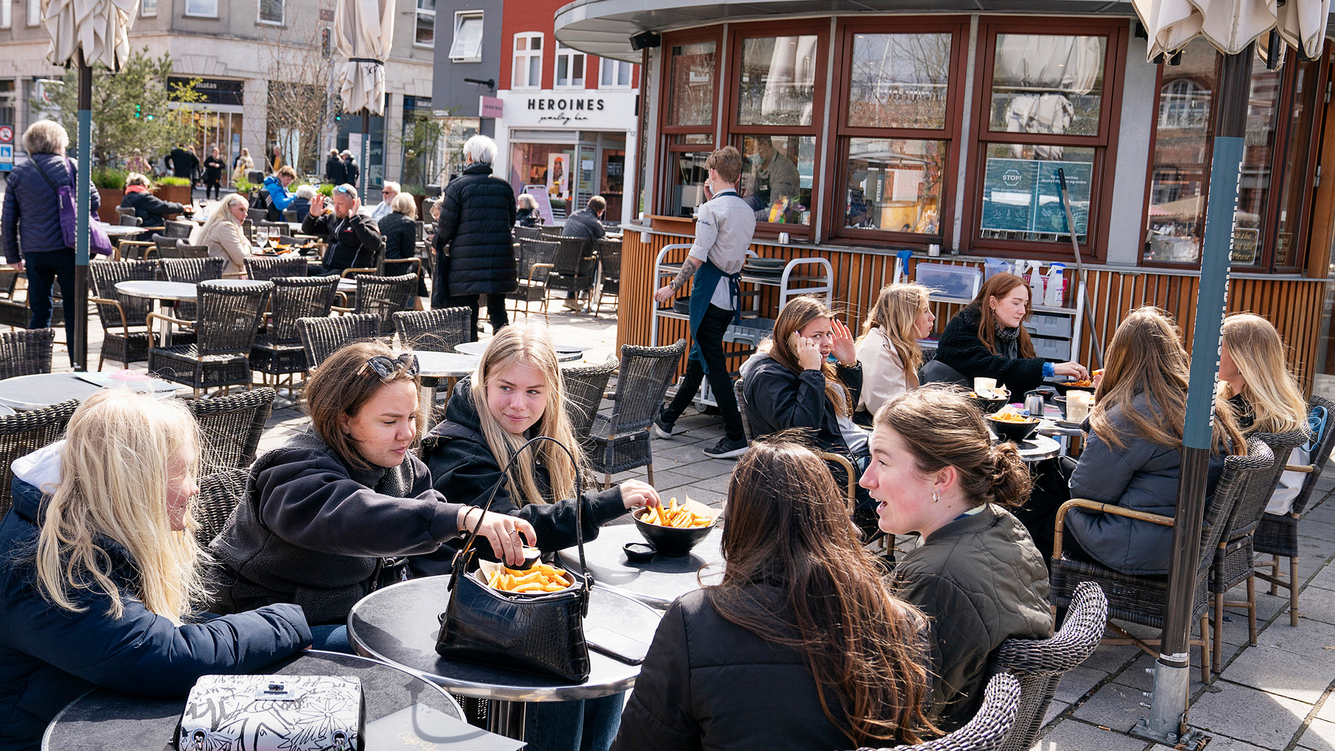 Menschen sitzen vor einem Restaurant in Roskilde, Dänemark. | AP