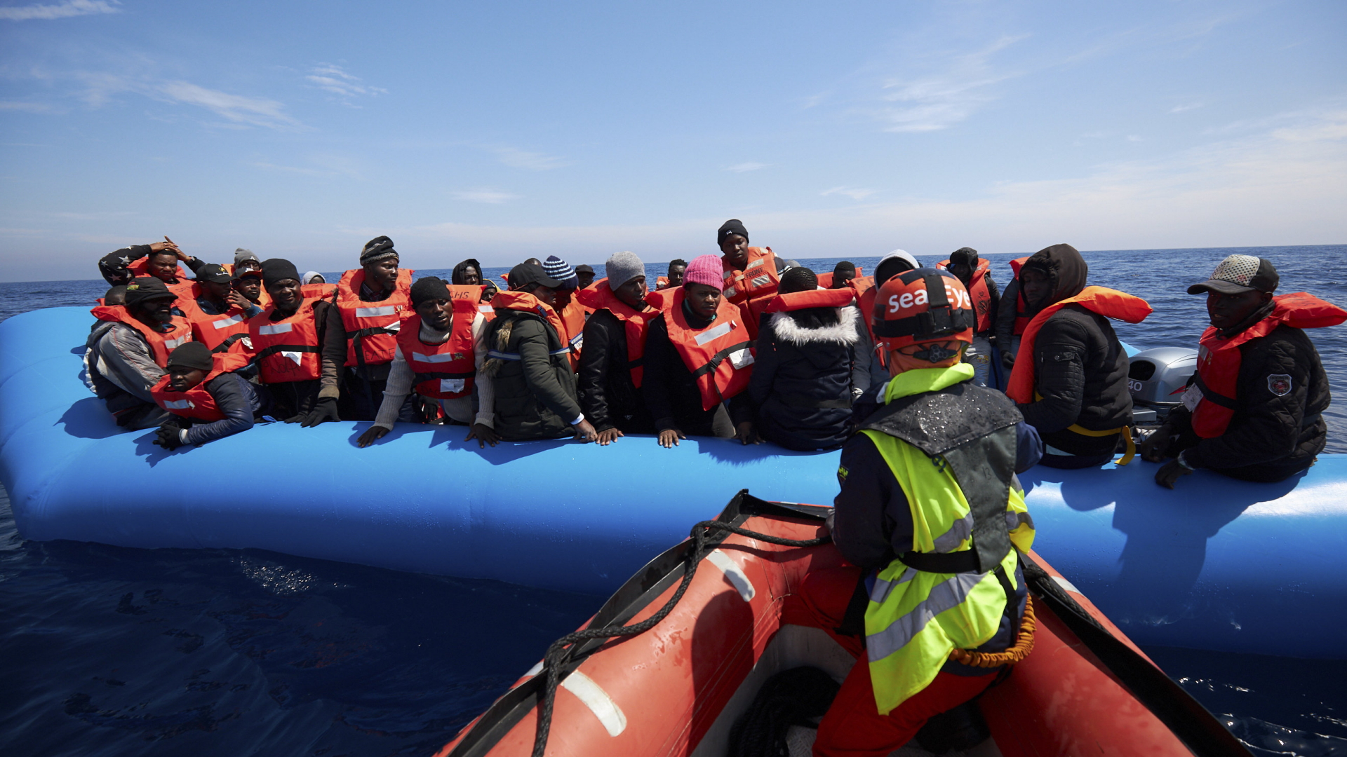 Freiwillige der Organisation Sea-Eye retten am Mittwoch 64 Flüchtlinge vor der libyschen Küste von einem Schlauchboot. | AP