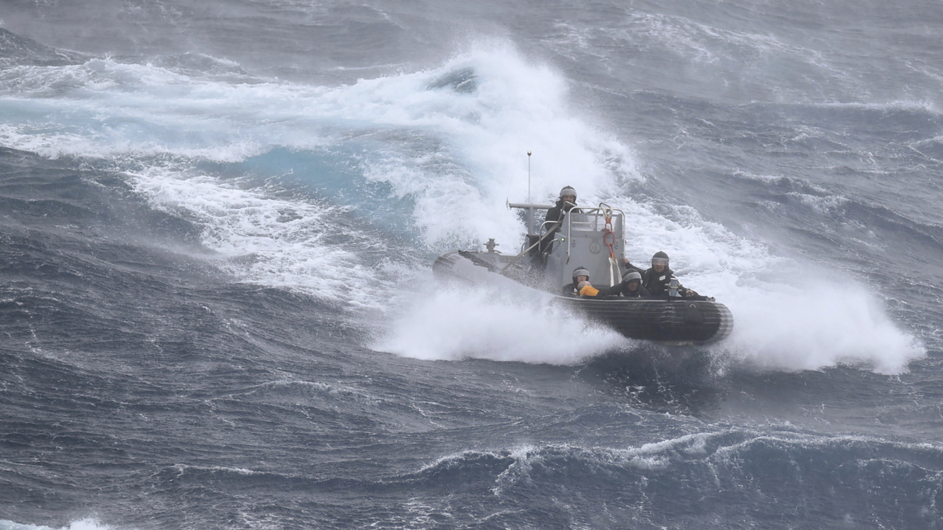 Ein Rettungsboot inmitten hoher Wellen | AP