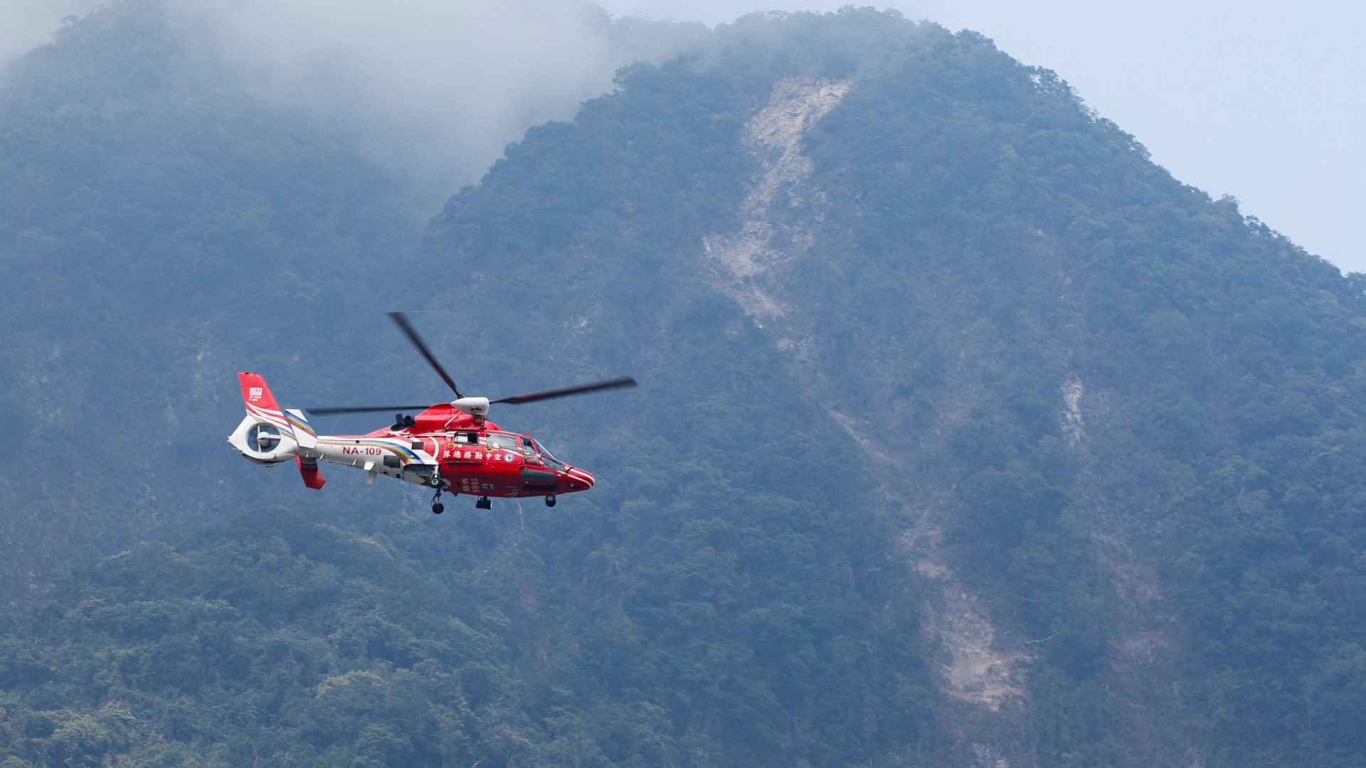 Ein Rettungshubschrauber fliegt über das Gebiet eines Erdrutsches in Taiwan.