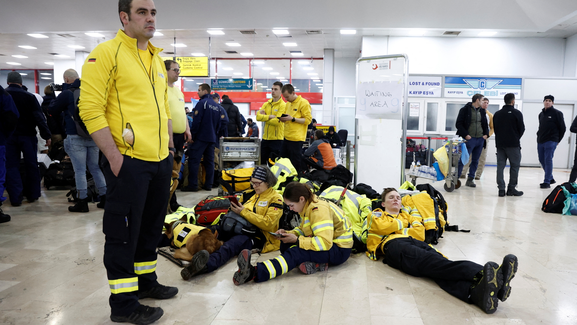 Rettungskräfte der Hilfsorganisation @fire am Flughafen Adana Sakirpasa im Südosten der Türkei | REUTERS