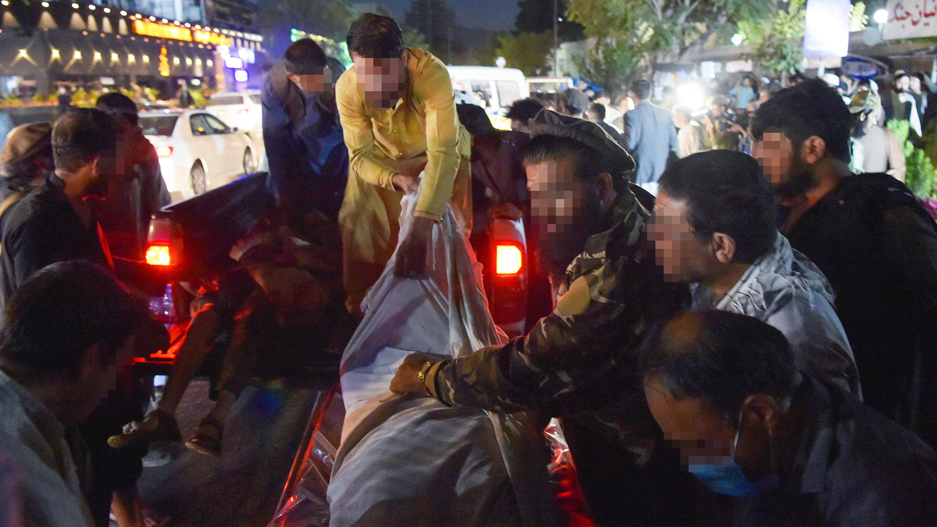 Rettungskräfte bringen Menschen in ein Krankenhaus in Kabul. | AFP