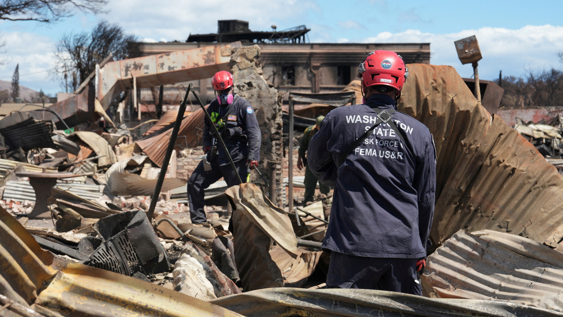 Mitglieder der FEMA Urban Search and Rescue teams Washington Task Force 1 und Nevada Task Force 1 suchen in den Trümmern auf Maui nach Vermissten.