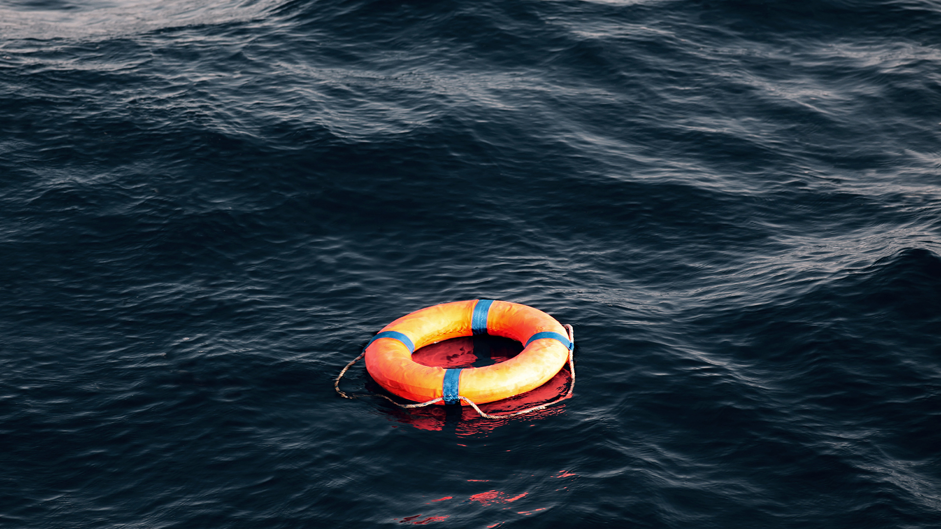 Ein Rettungsring schwimmt auf dem Mittelmeer. | picture alliance / JOKER
