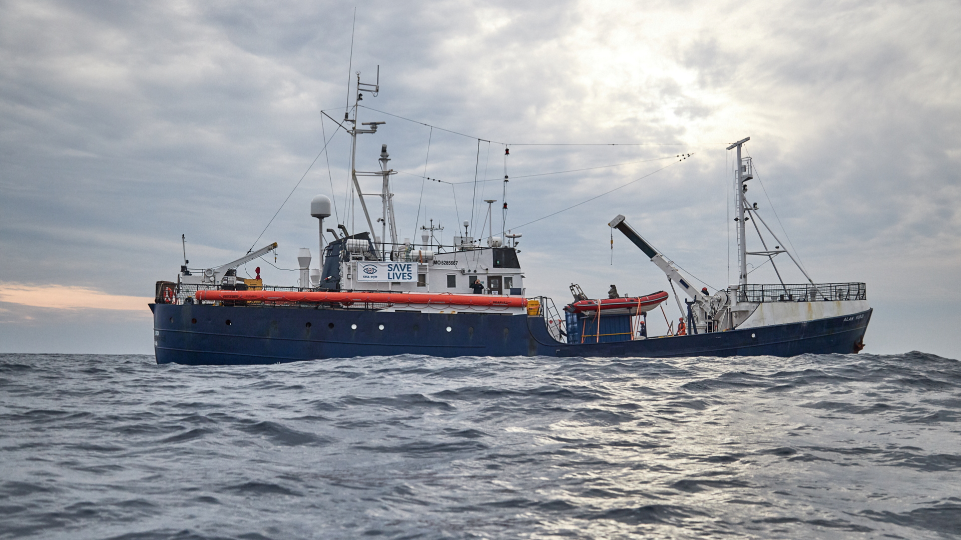 Das Rettungsschiff "Alan Kurdi" der Regensburger Hilfsorganisation Sea-Eye rettet im Mittelmeer Flüchtlinge. | FABIEN HEINZ/SEA-EYE.ORG