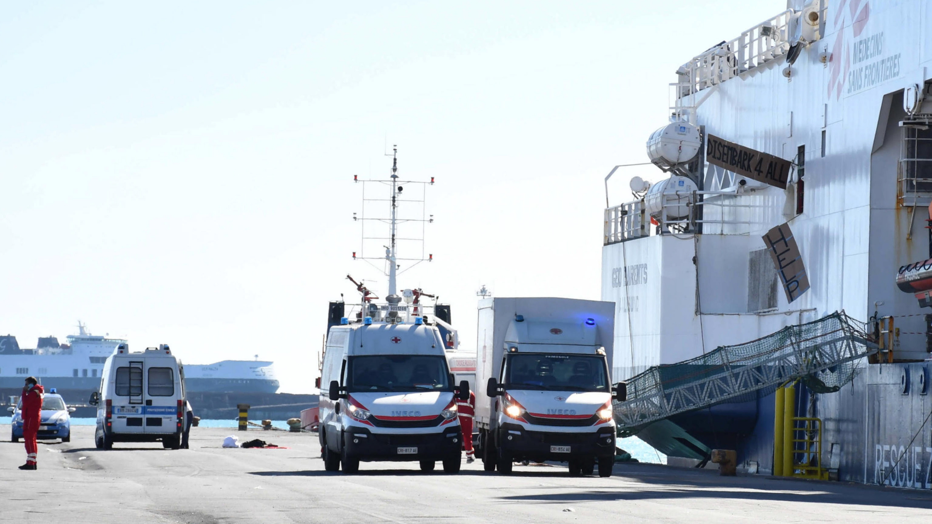 Rettungswagen stehen vor einem Schiff in Sizilien, dass Migranten rettete.