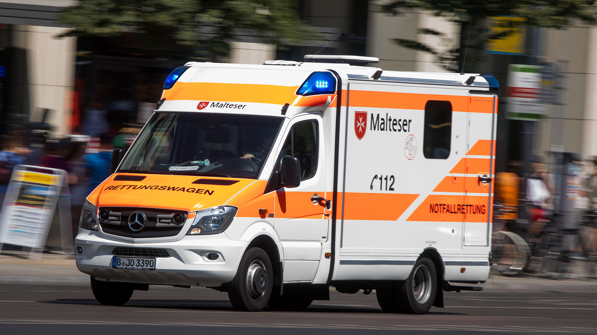 Ein Rettungswagen ist mit Blaulicht im Zentrum von Berlin unterwegs. | picture alliance/dpa/dpa-Zentral