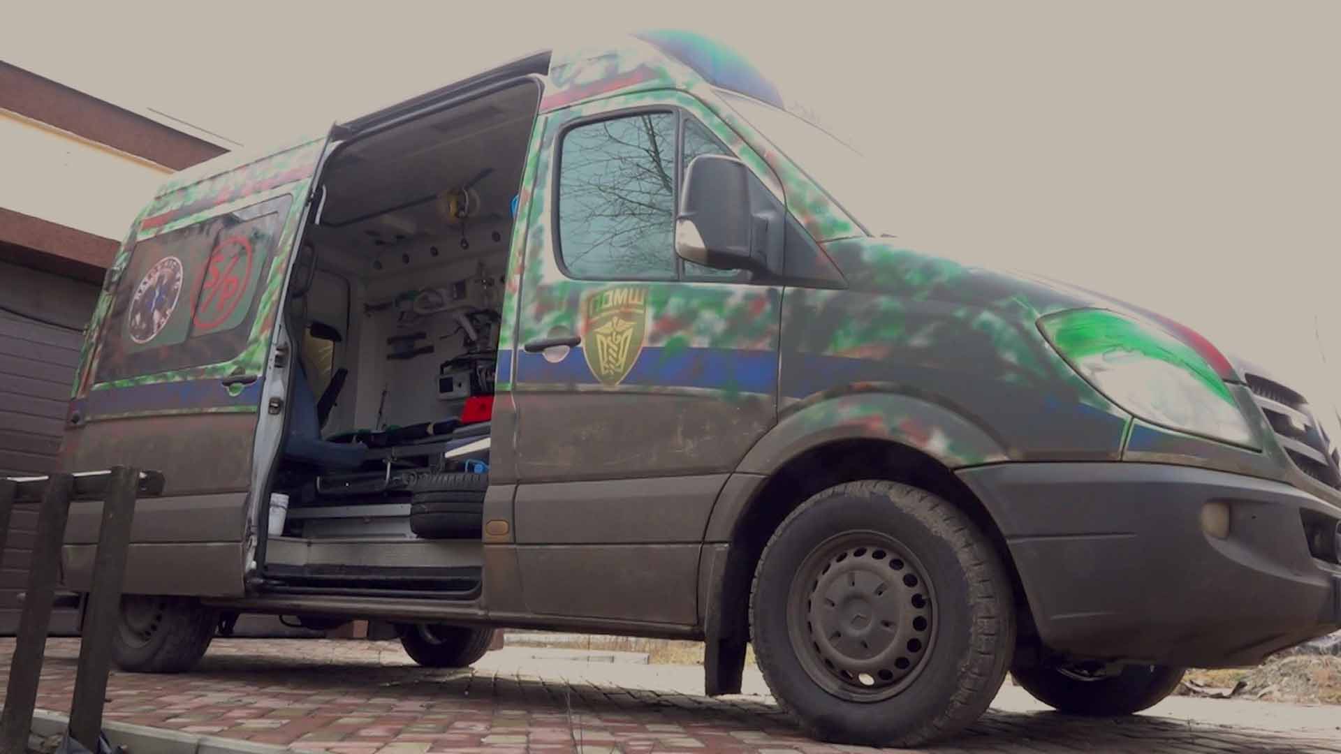 Ein zum Krankentransporter umgebauter Lieferwagen in der Ukraine. | T. Dammers