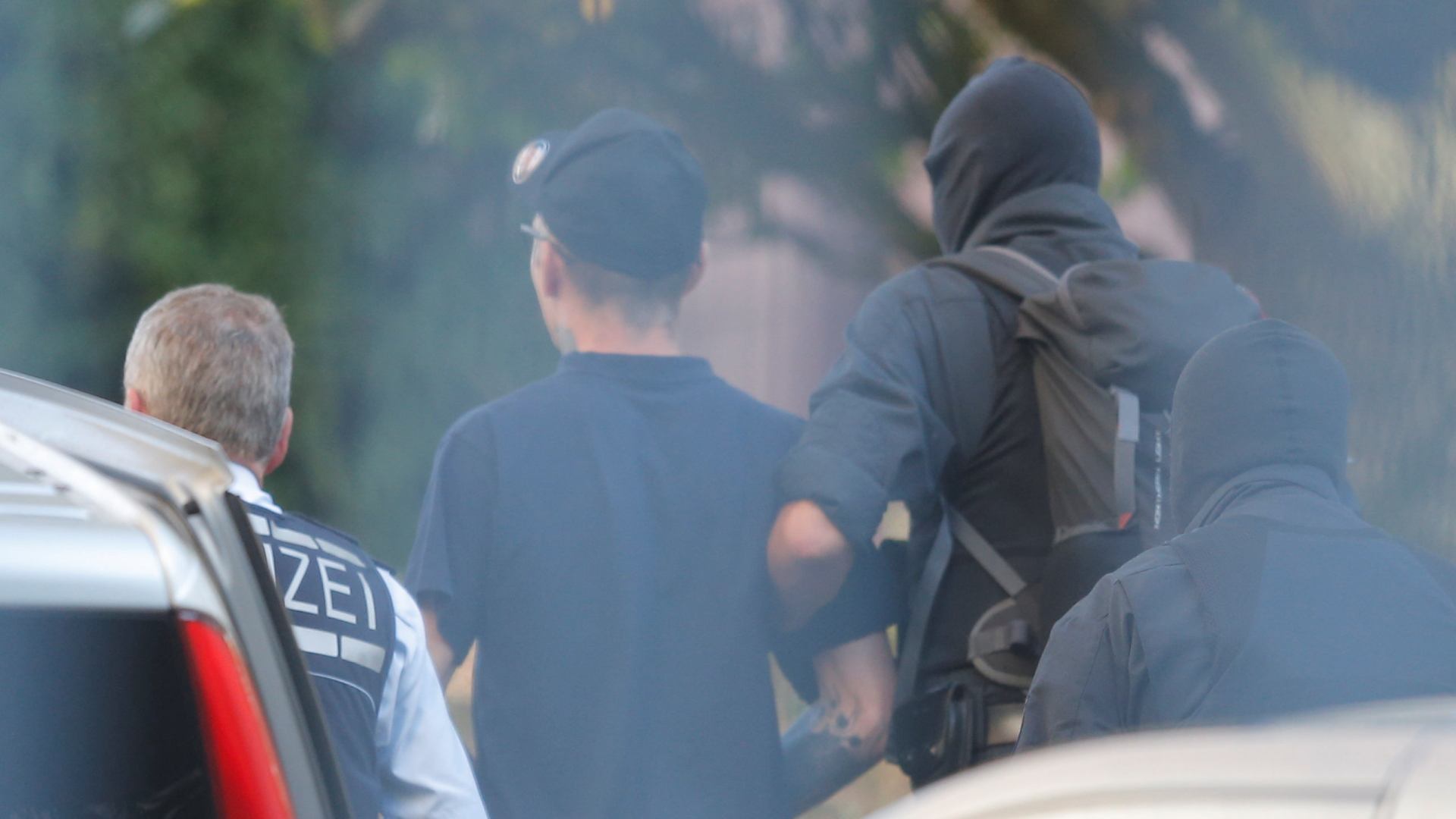 Verdächtiger mit Polizisten vor dem Gebäude der Bundesanwaltschaft in Karlsruhe | Bildquelle: REUTERS