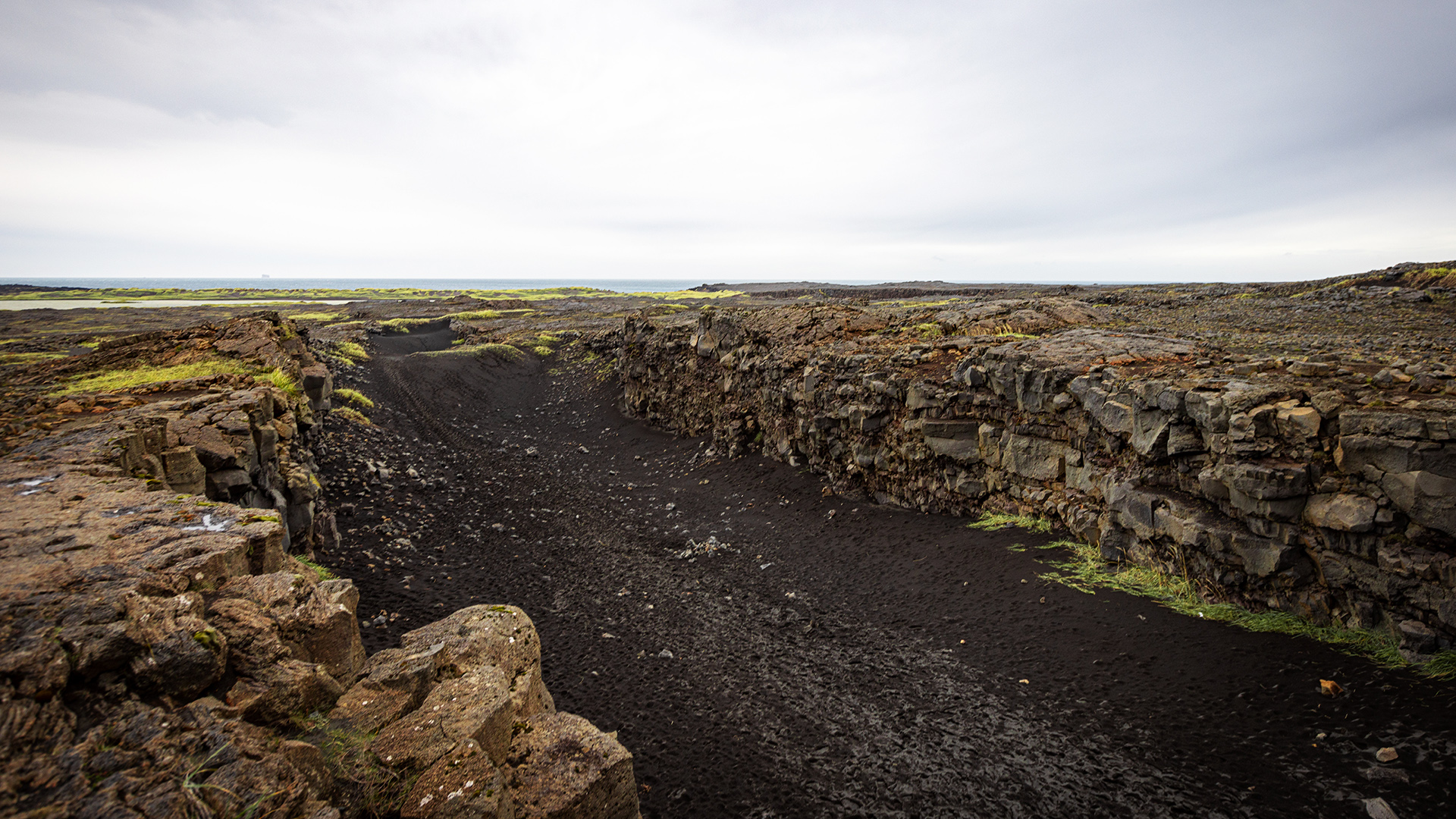 Blick in Schlucht zwischen der nordamerikanischen und eurasischen tektonischen Platte auf der Halbinsel Reykjanes, Island