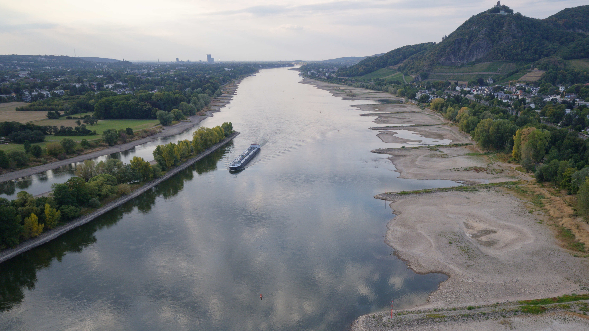Ein Frachtschiff fährt auf dem nur wenig Wasser führenden Rhein bei Bad Honnef | dpa