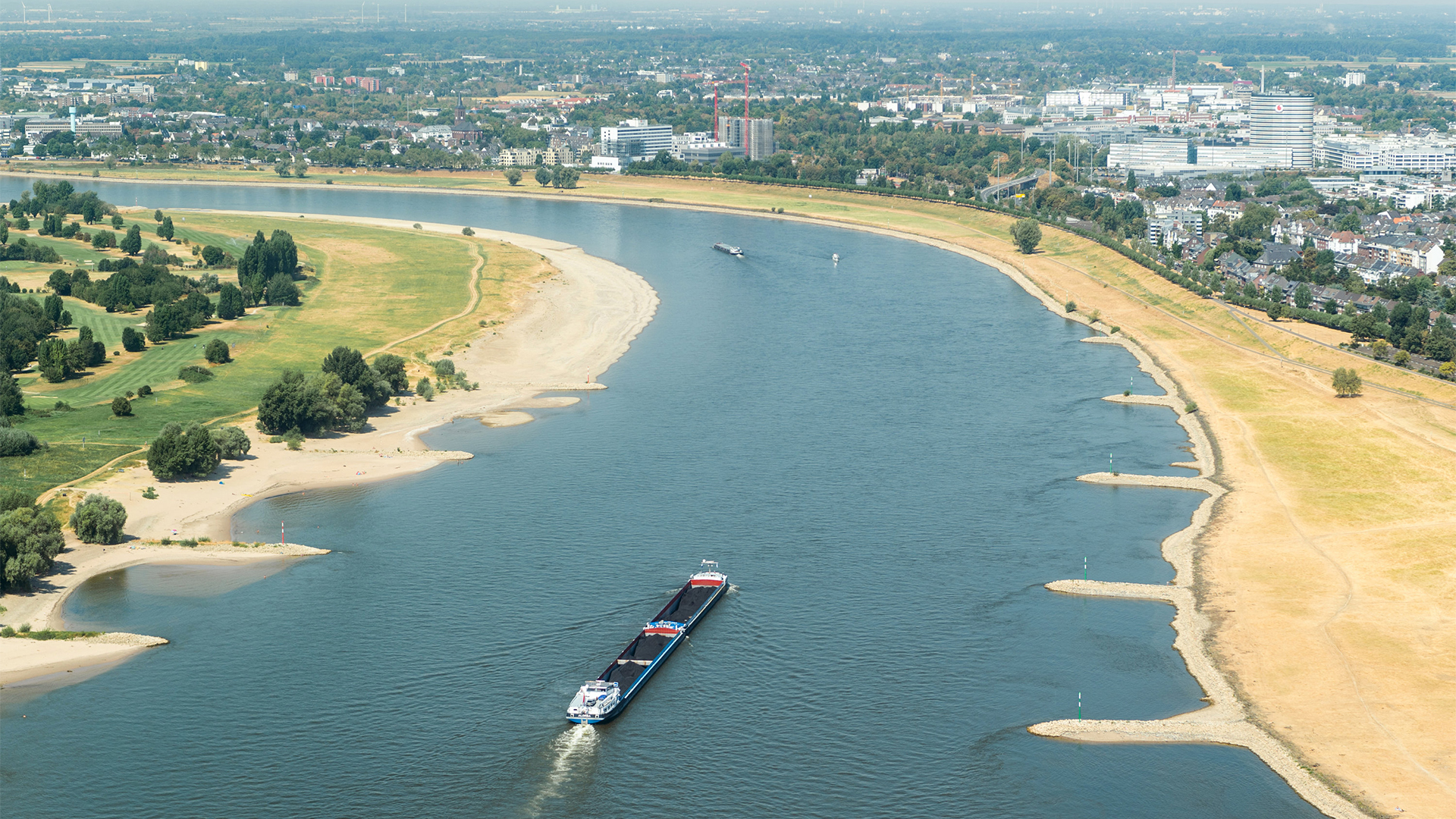 Ein Transportschiff fährt auf dem Rhein