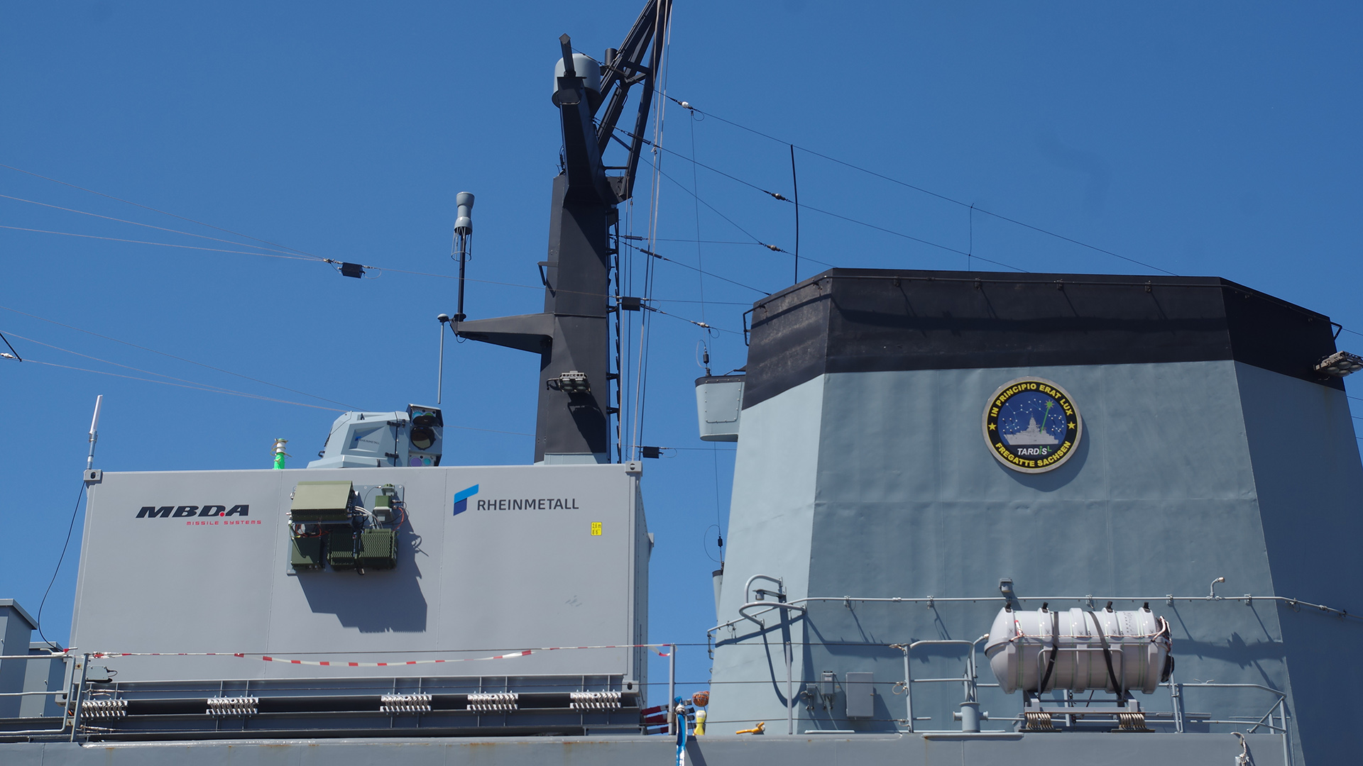 Der Laserwaffendemonstrator ist in einem 20-Fuß-Container integriert, der auf Deck der Fregatte "Sachsen" installiert wurde. | obs