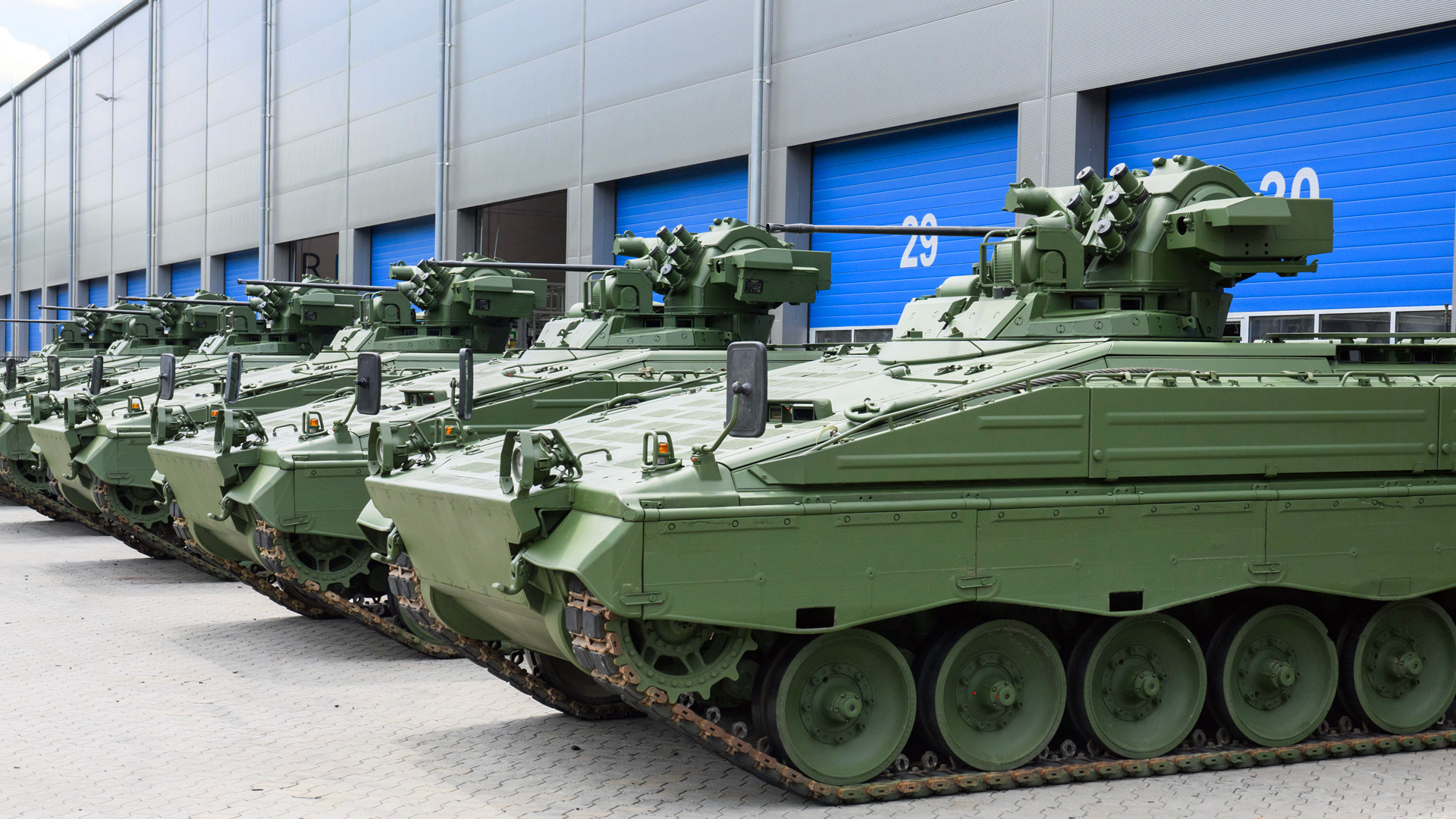 Aufbereitete Schützenpanzer Marder stehen auf dem Werksgelände von Rheinmetall | picture alliance/dpa