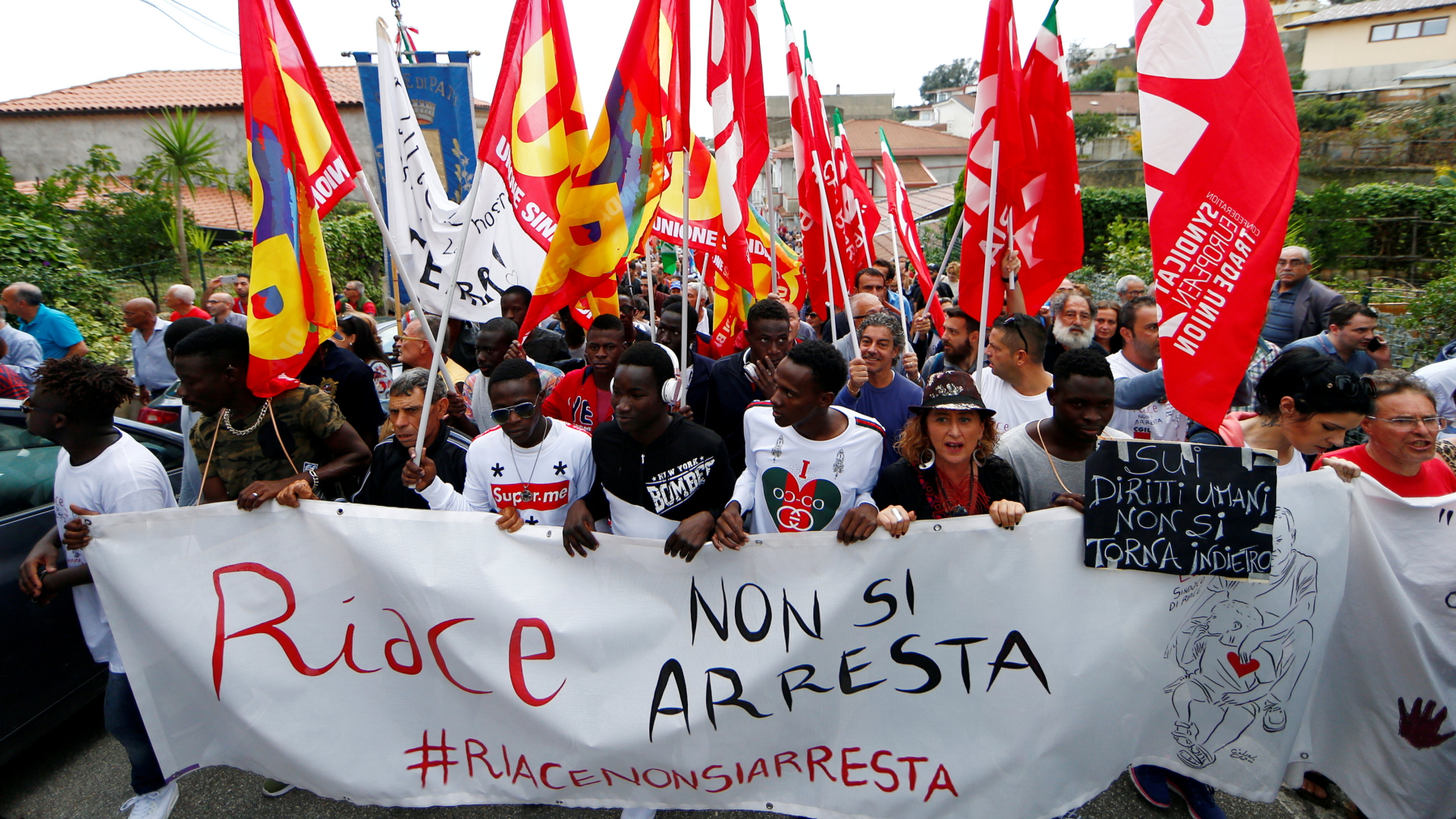 Menschen demonstrieren in Riace für "ihren" Bürgermeister (Foto vom 6. Oktober) | Bildquelle: REUTERS