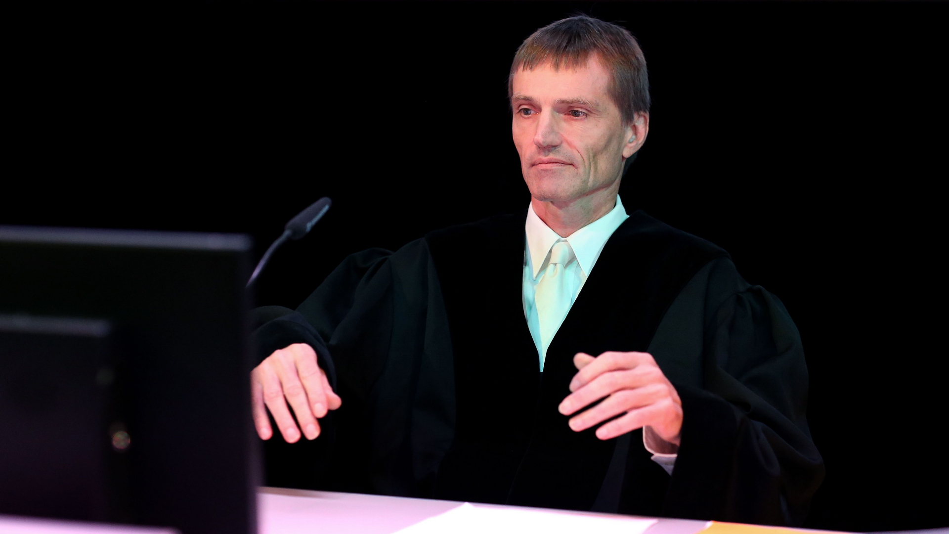 Michael Neef, Richter am Oberlandesgericht Braunschweig, schaut auf einen Bildschirm- | AFP