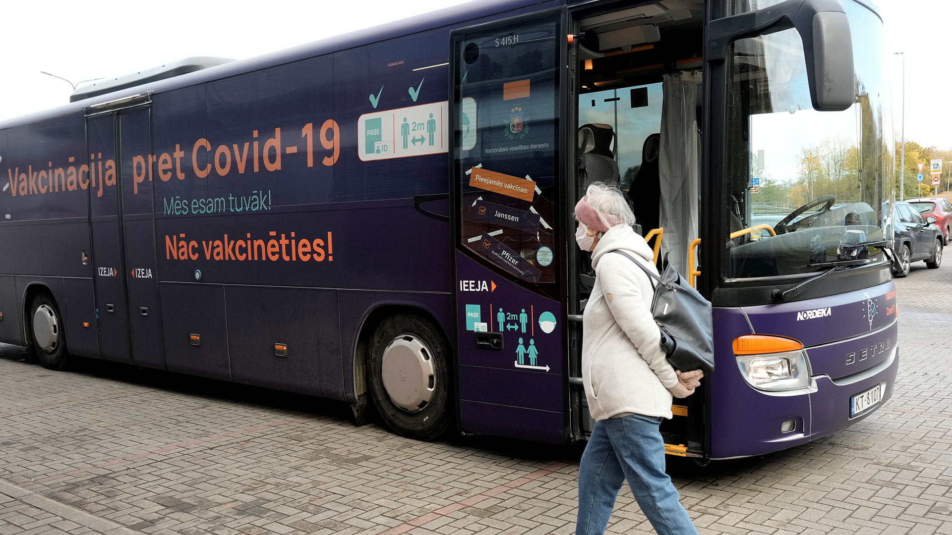 Eine Frau geht in Riga an einem mobilen Impfbus vorbei | REUTERS