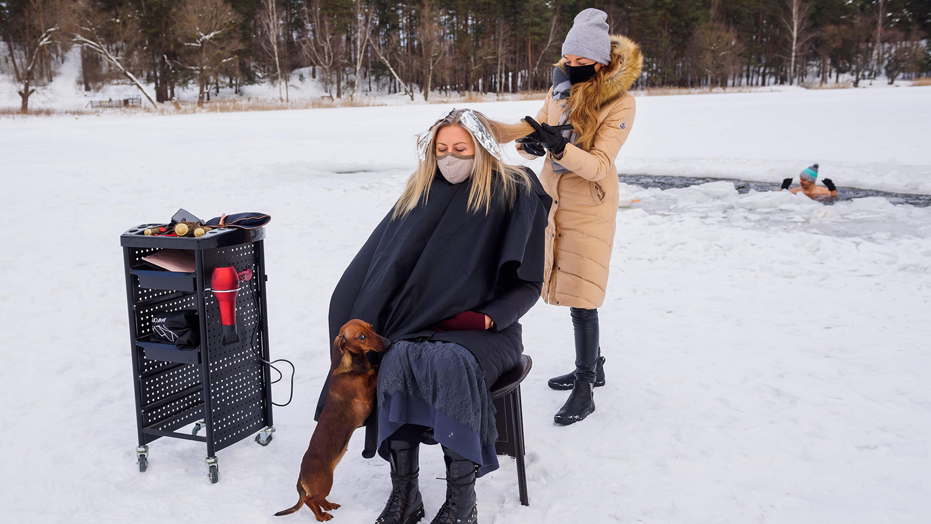 Ein Friseur schneidet am 15.02.2021 in Riga, Lettland, Haare auf dem zugefrorenen See Babelitis. | AFP