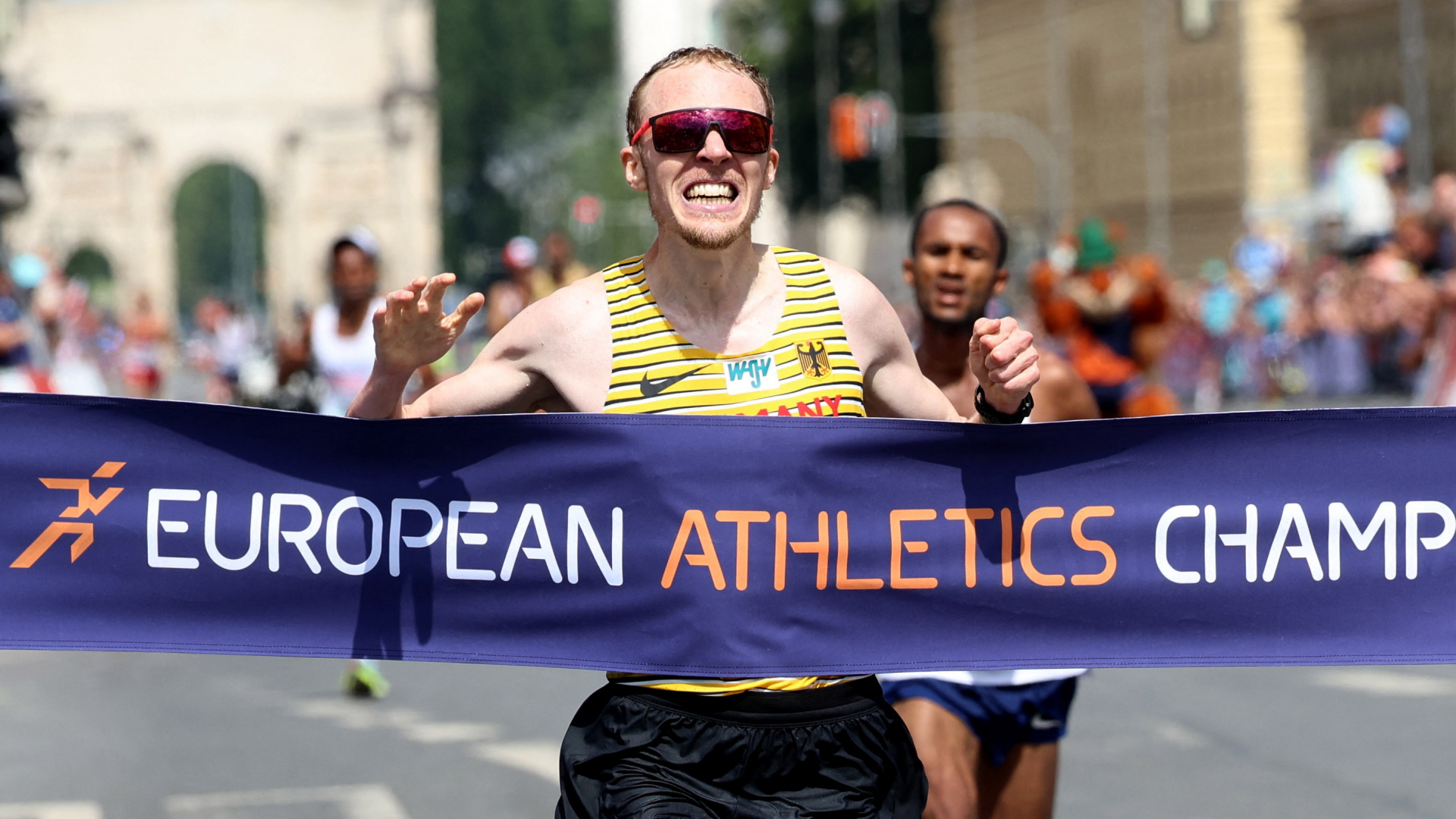 Marathonläufer Richard Ringer beim Einlaufen ins Ziel bei den European Championships in München. | REUTERS