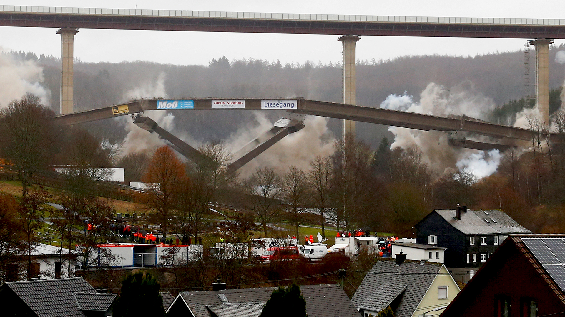 Sprengung der Autobahnbrücke Rinsdorf | REUTERS