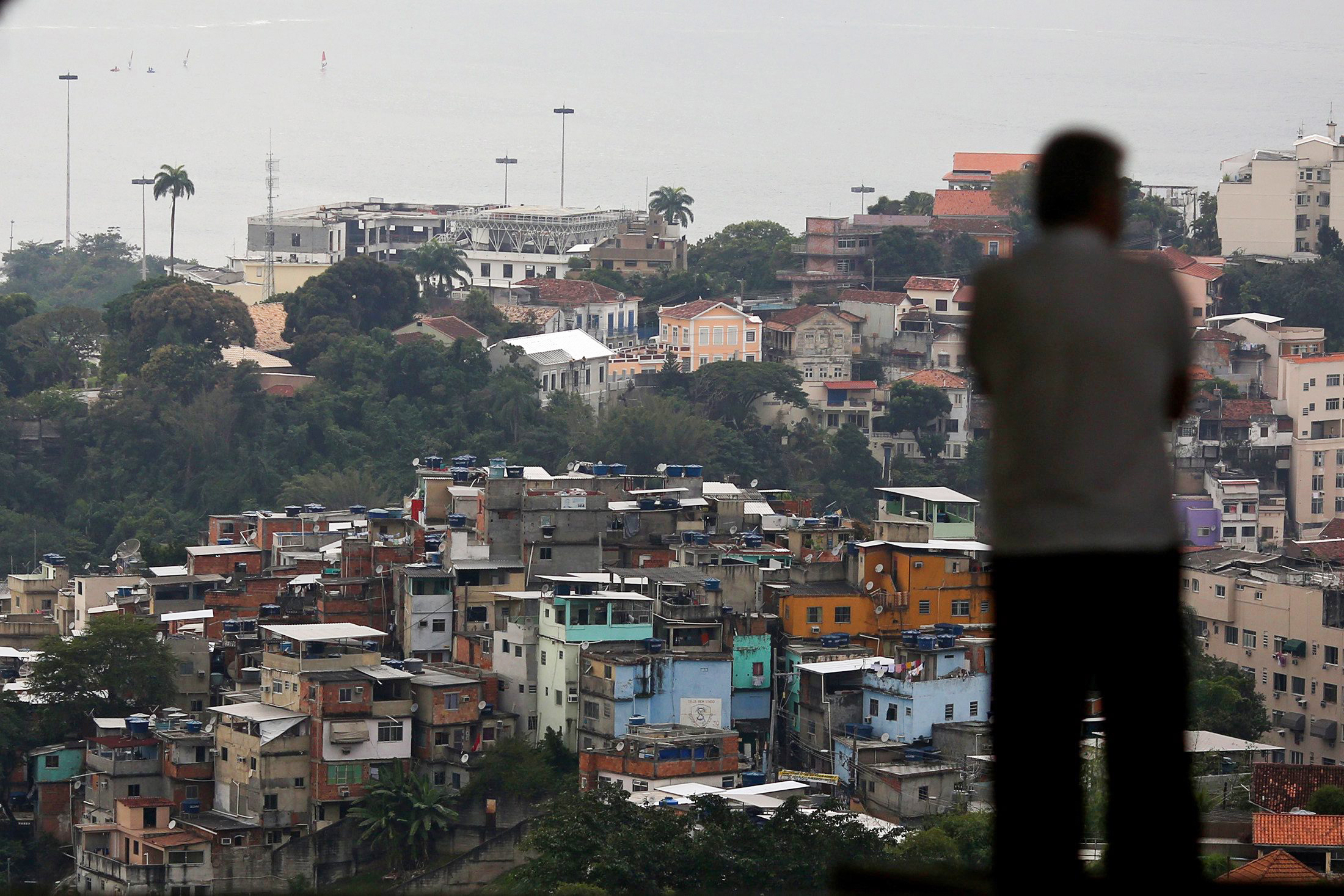 Ein Mann blickt auf das Armenvierte Catete in Rio de Janeiro (Brasilien) | picture alliance/dpa/EFE/epa