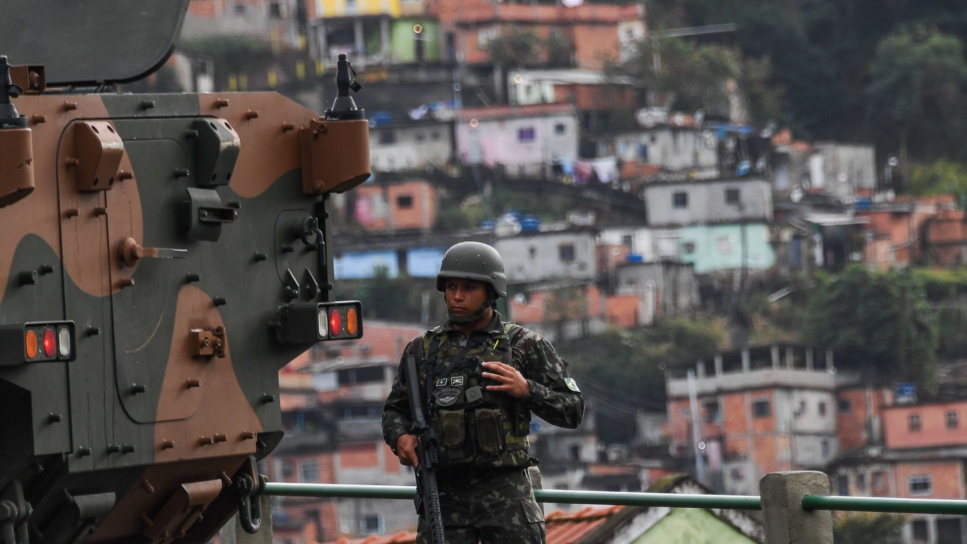 Ein Soldat beim Einsatz in einer Favela in Rio de Janeiro