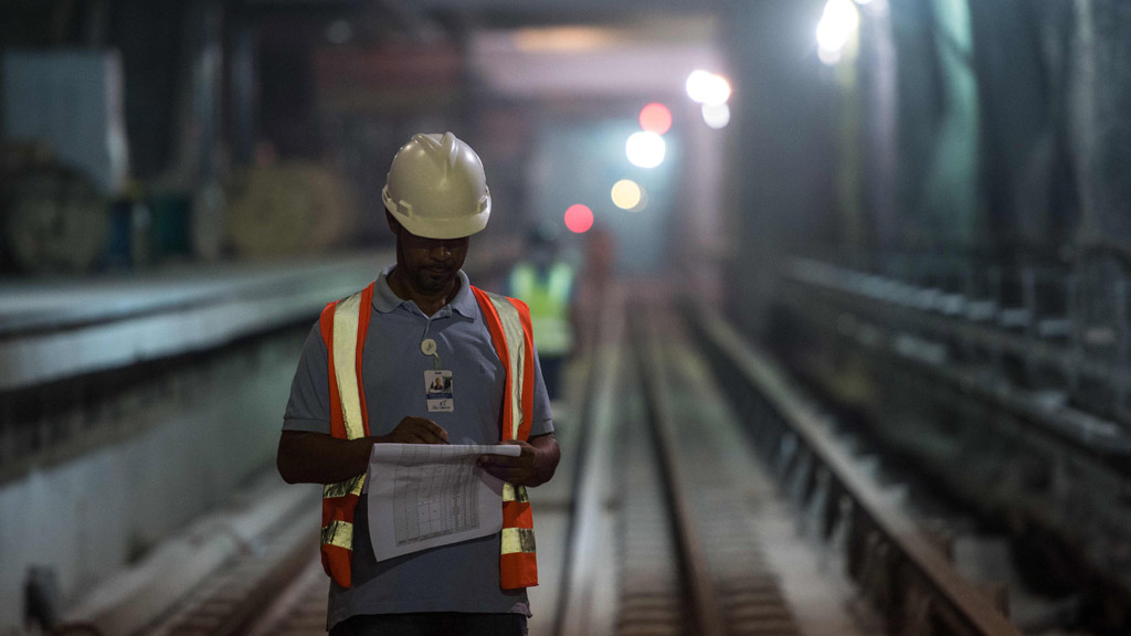 Bauarbeiter in der neuen U-Bahn-Linie von Rio