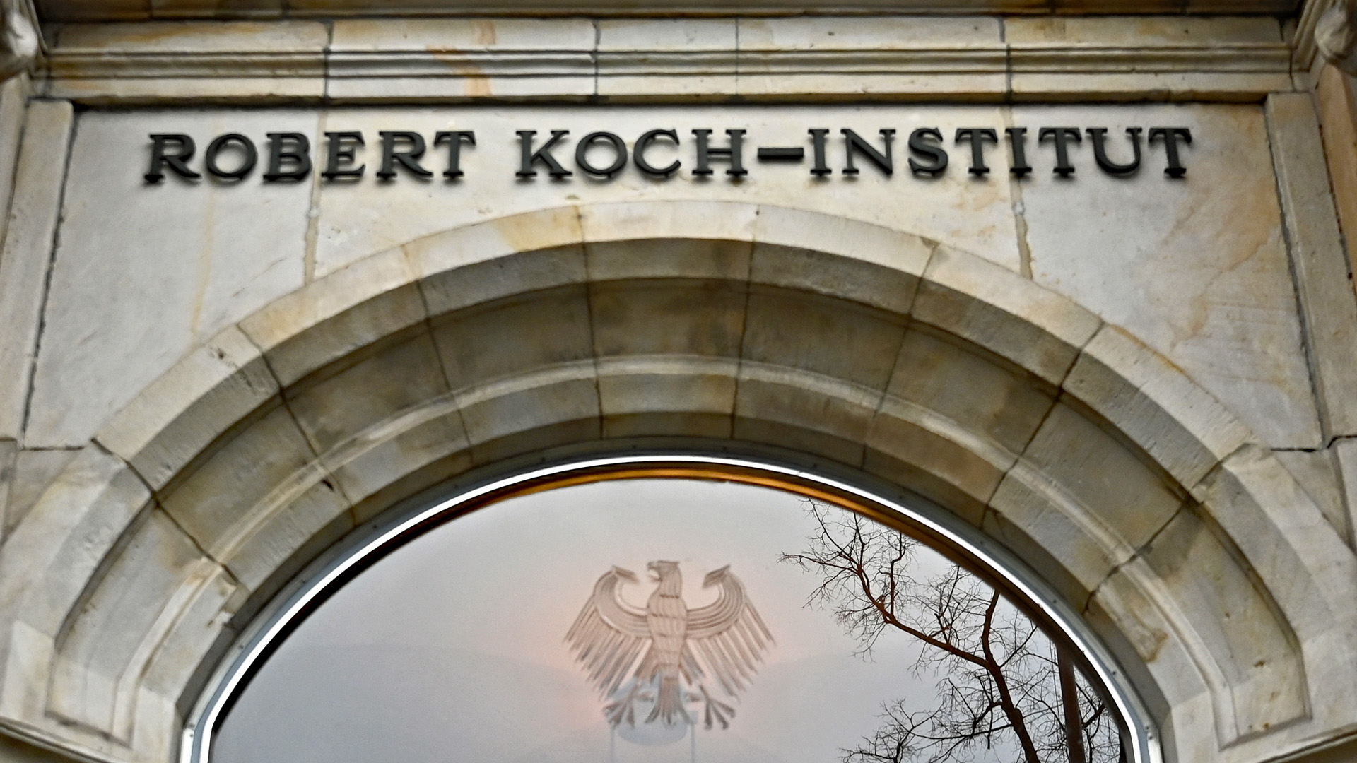 Schriftzug über dem Eingang zum Robert Koch-Institut