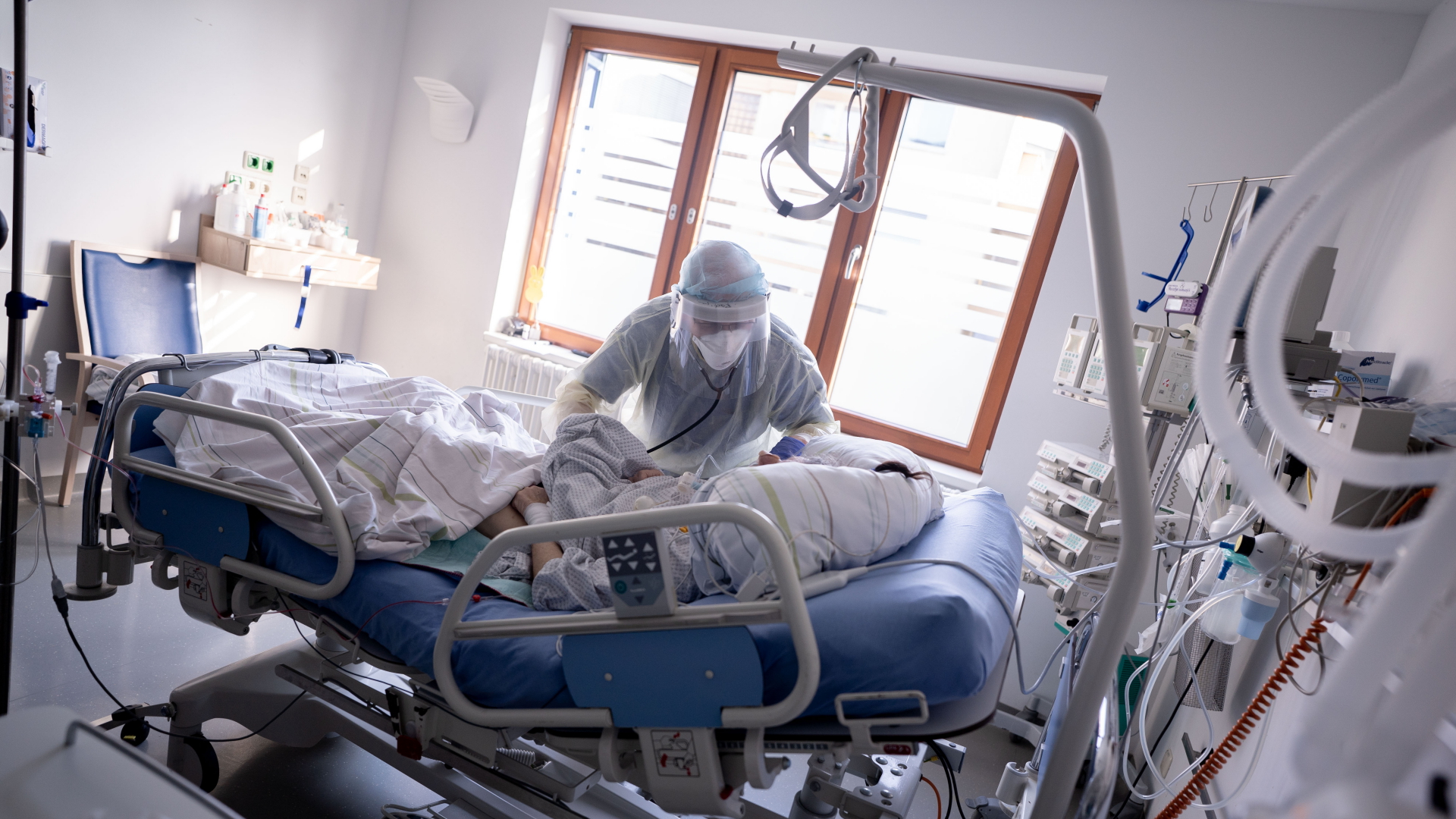 Intensivpfleger Rüdiger Piske arbeitet auf der Intensivstation des Krankenhauses Bethel Berlin an einer an Covid-19 erkrankten Patientin (Archivbild). | dpa