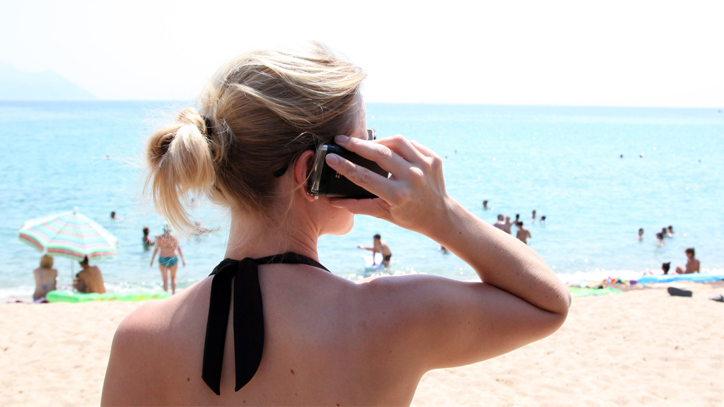 Mobil telefonieren am Strand | null
