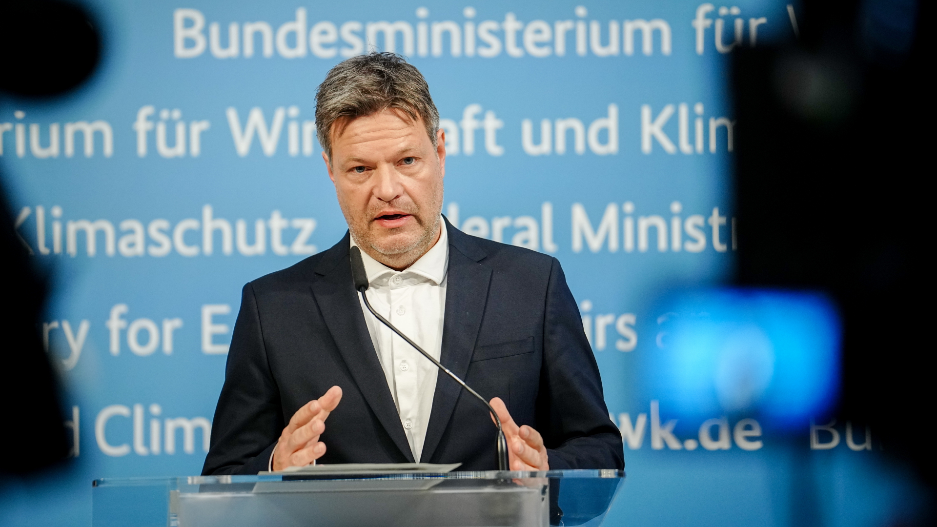 Bundeswirtschaftsminister Robert Habeck spricht in Berlin auf einer Pressekonferenz.