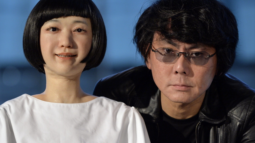 Der japanische Wissenschaftler Hiroshi Ishiguro mit einem androiden Roboter