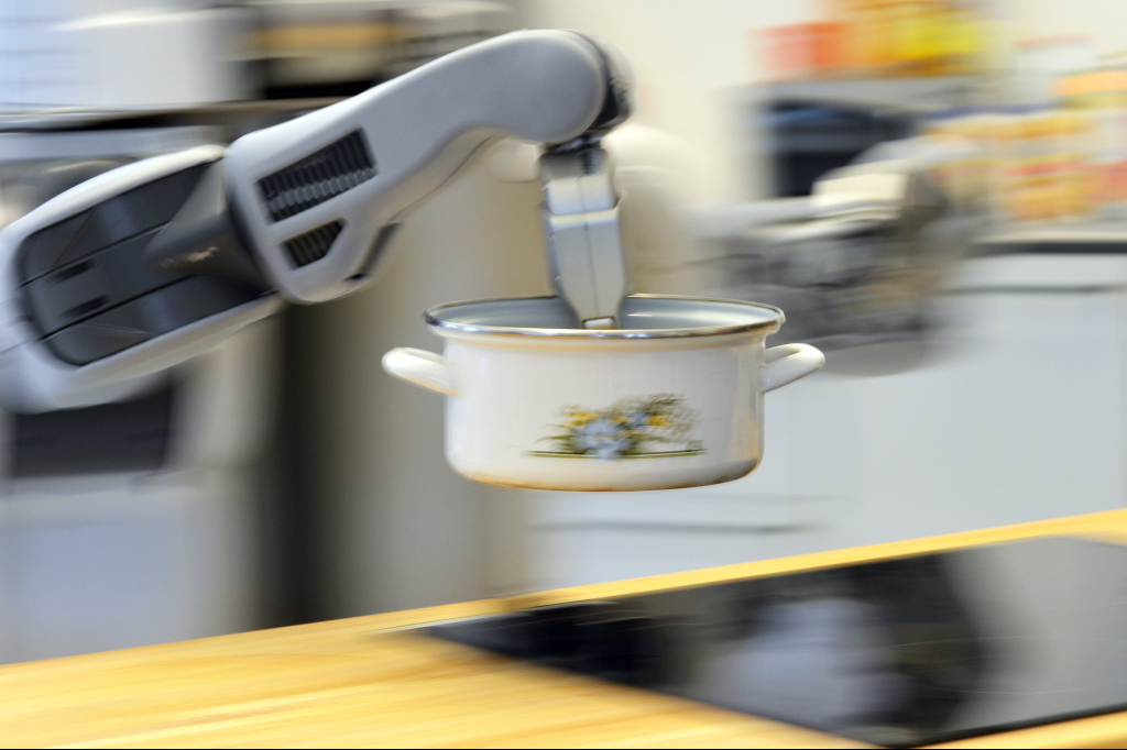 Roboterarm hät einen Kochtopf