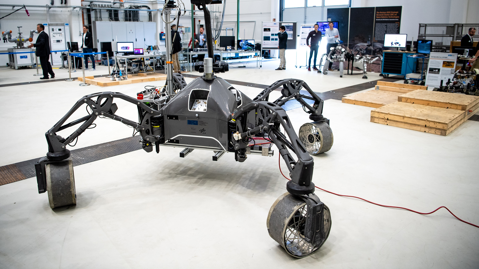 Roboter Sherpa steht in einer Halle vom Deutschen Forschungszentrum für Künstliche Intelligenz in Bremen. | dpa