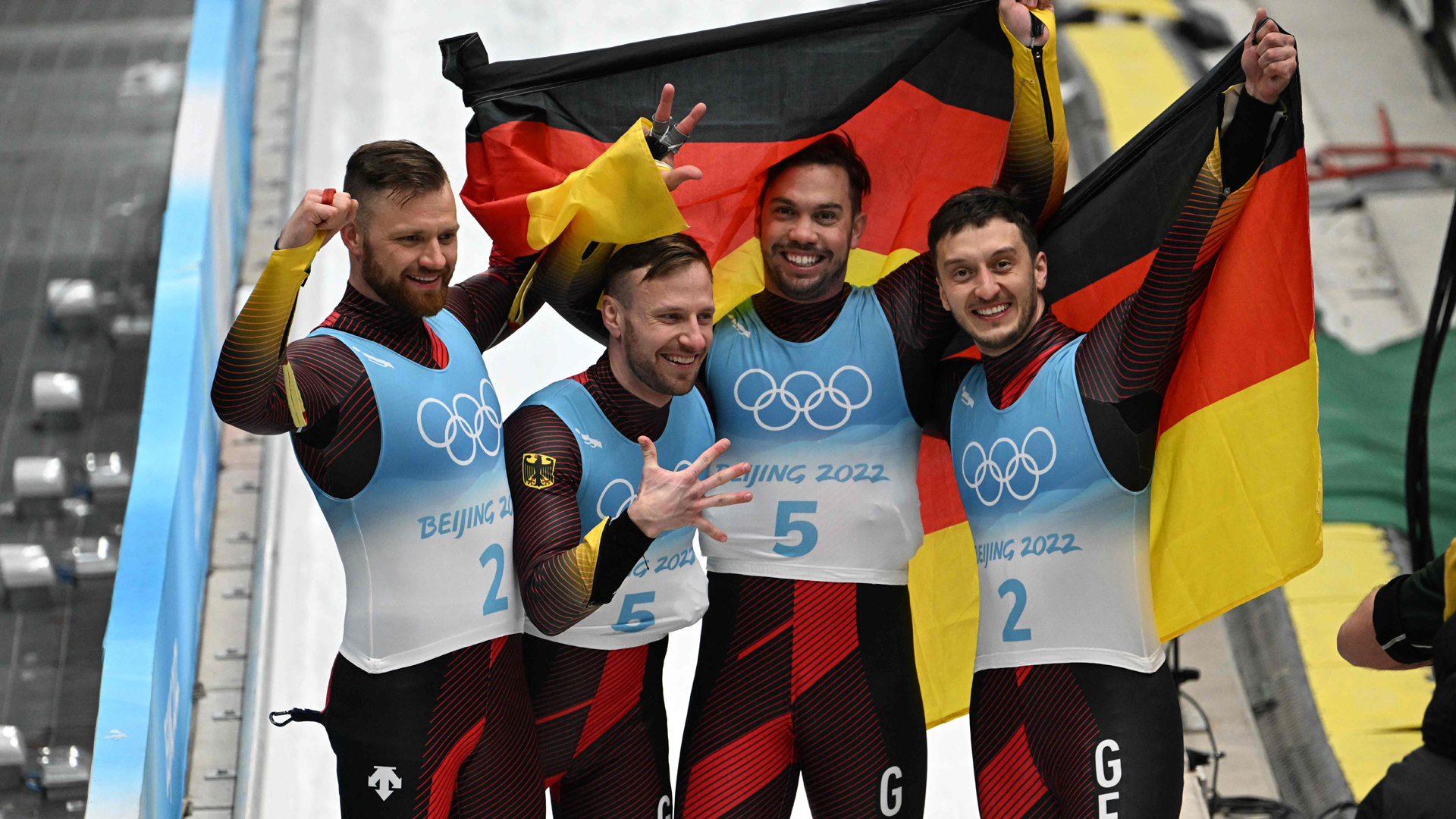 Tobias Arlt und Tobias Wendl reagieren nach dem Gewinn der Goldmedaille im Rennrodel-Doppelzweier neben den deutschen Rodlern Toni Eggert und Sascha Benecken. | AFP