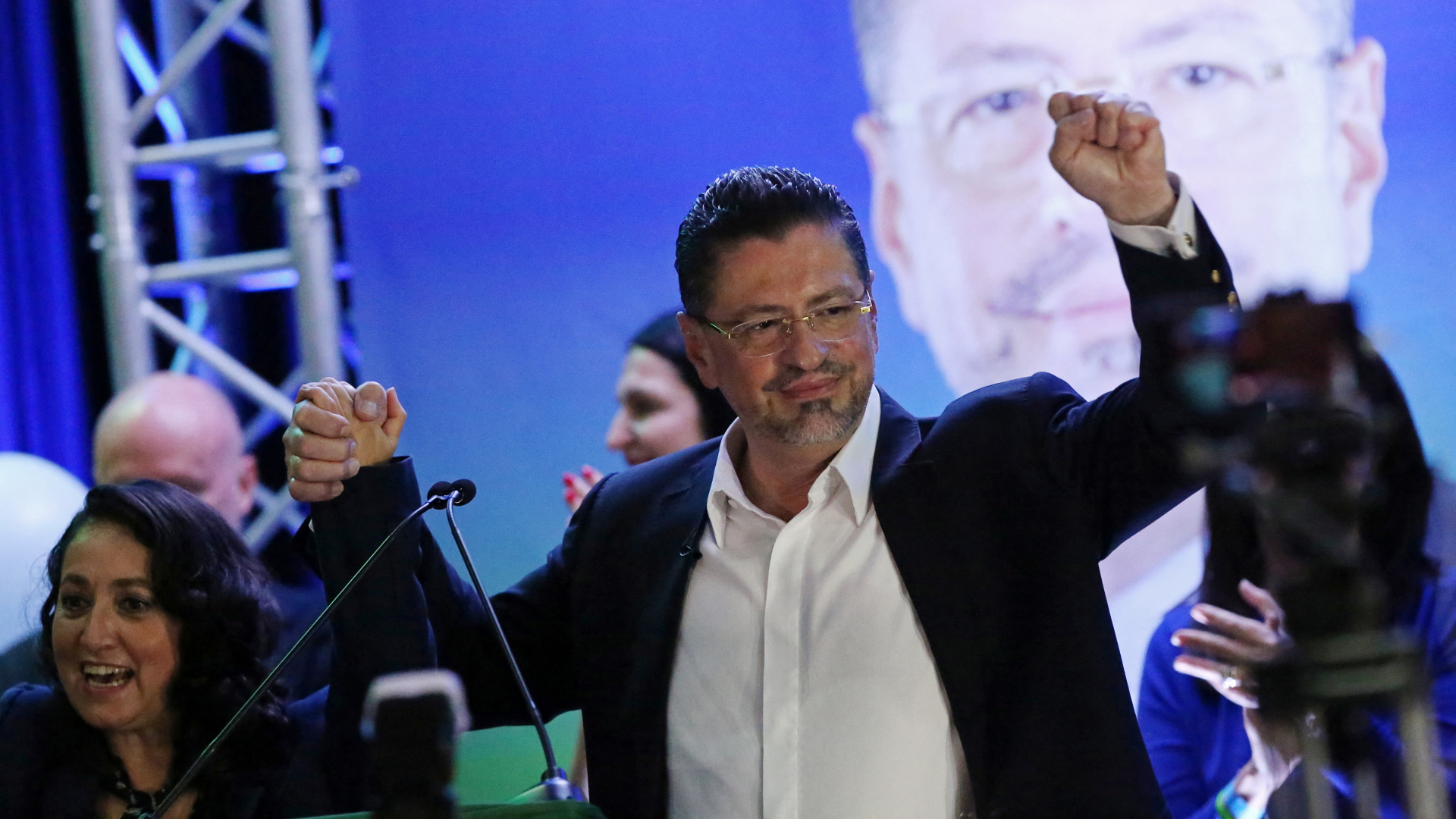 Rodrigo Chaves gestikuliert jubelt nach Stichwahl gegen den ehemaligen Präsidenten Jose Maria Figueres. | REUTERS