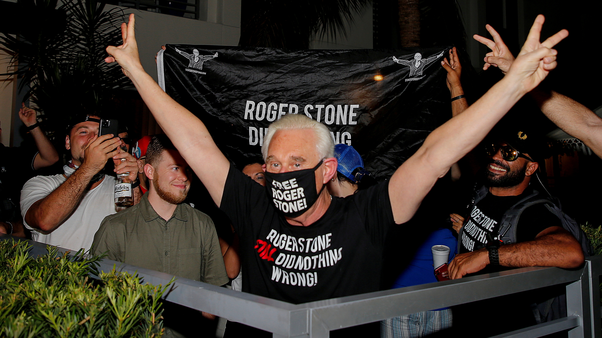 Roger Stone jubelt über seinen Hafterlass. | REUTERS