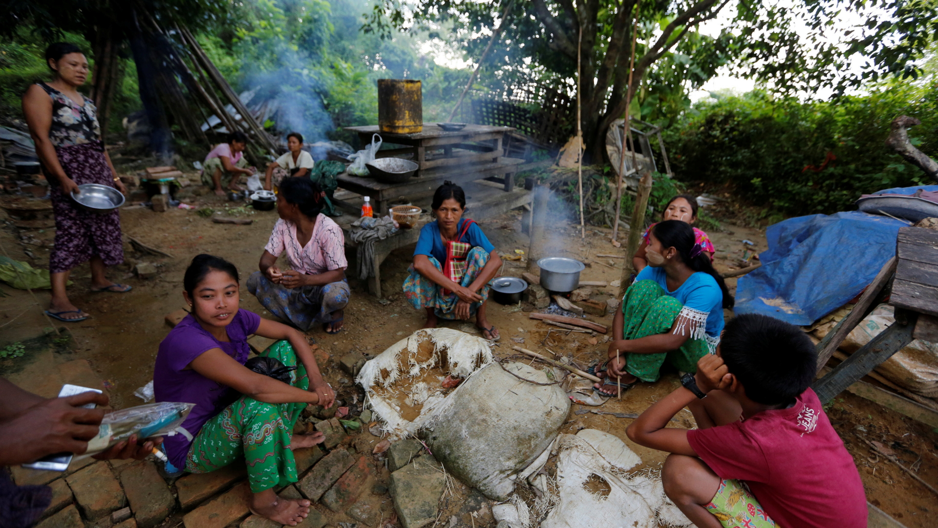 Angehörige der Rohingya-Minderheit im Niemandsland zwischen Myanmar und Bangladesch | REUTERS