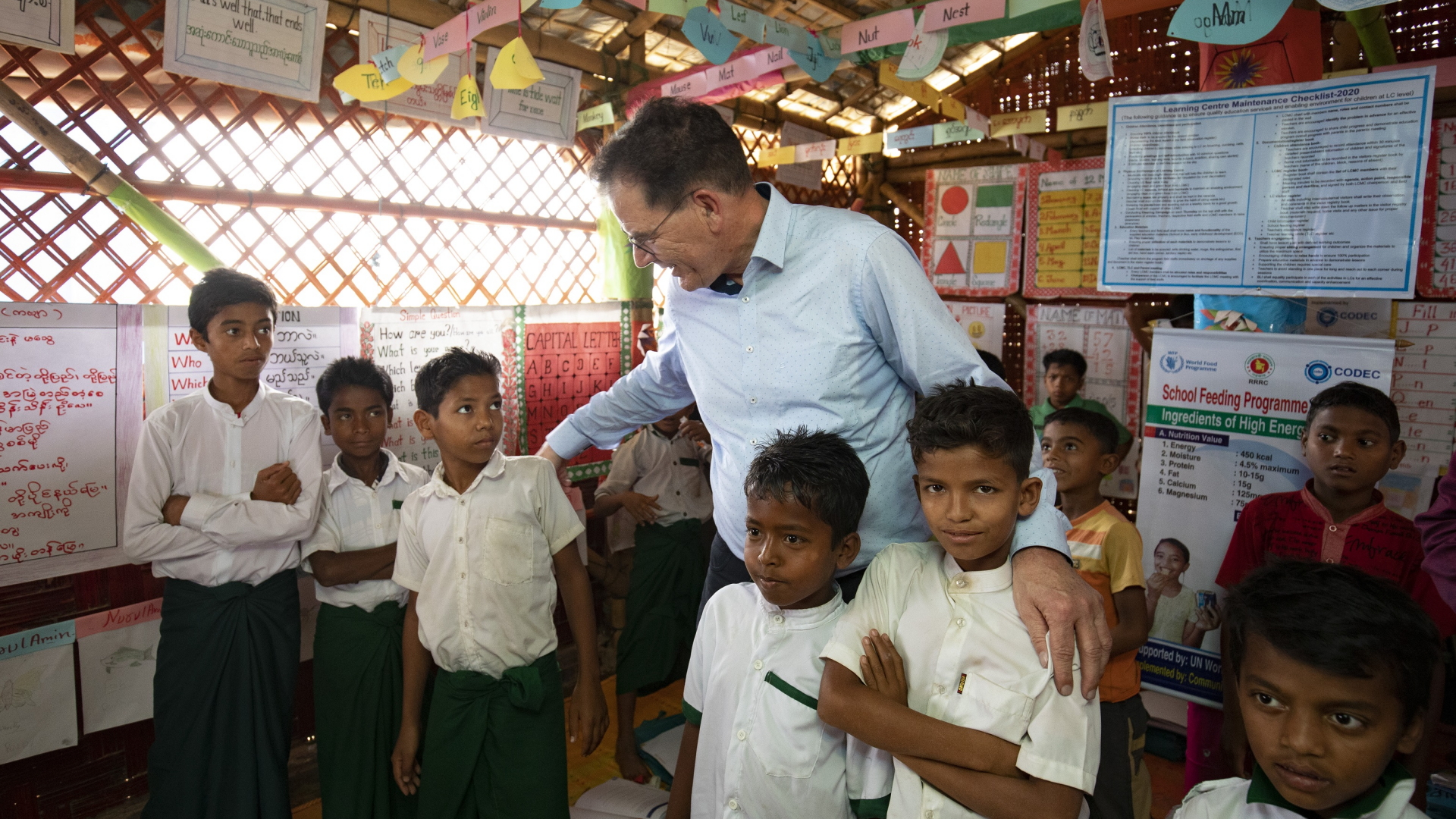 Gerd Müller (M, CSU), Bundesentwicklungsminister, besucht das Flüchtlingslager Kutupalong. Menschen der Volksgruppe der Rohingya sind aus Myanmar hierher geflohen.  | dpa
