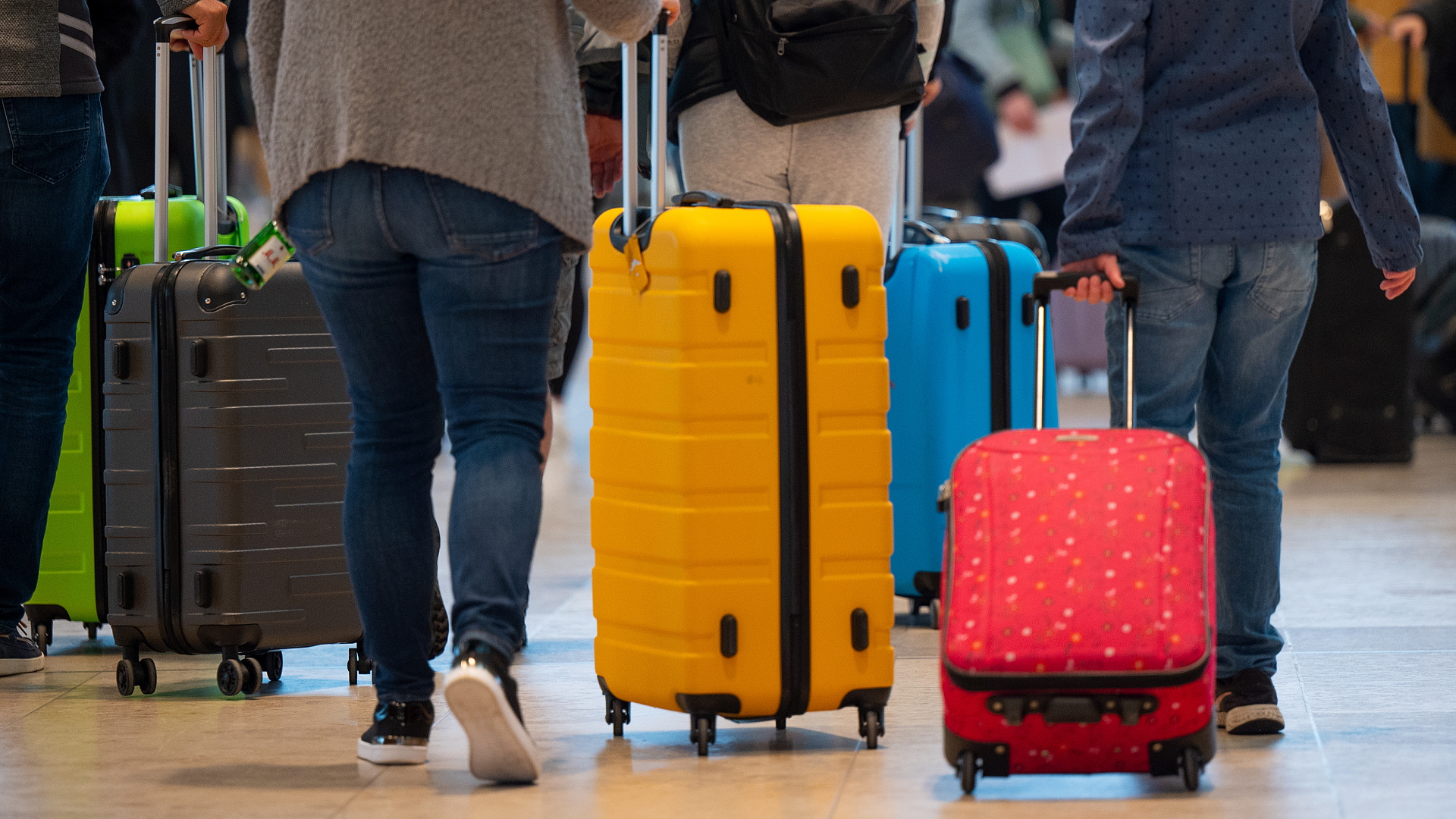 Fluggäste schieben ihre Rollkoffer durch den Abflugbereich im Terminal 1 des Flughafens BER. | dpa