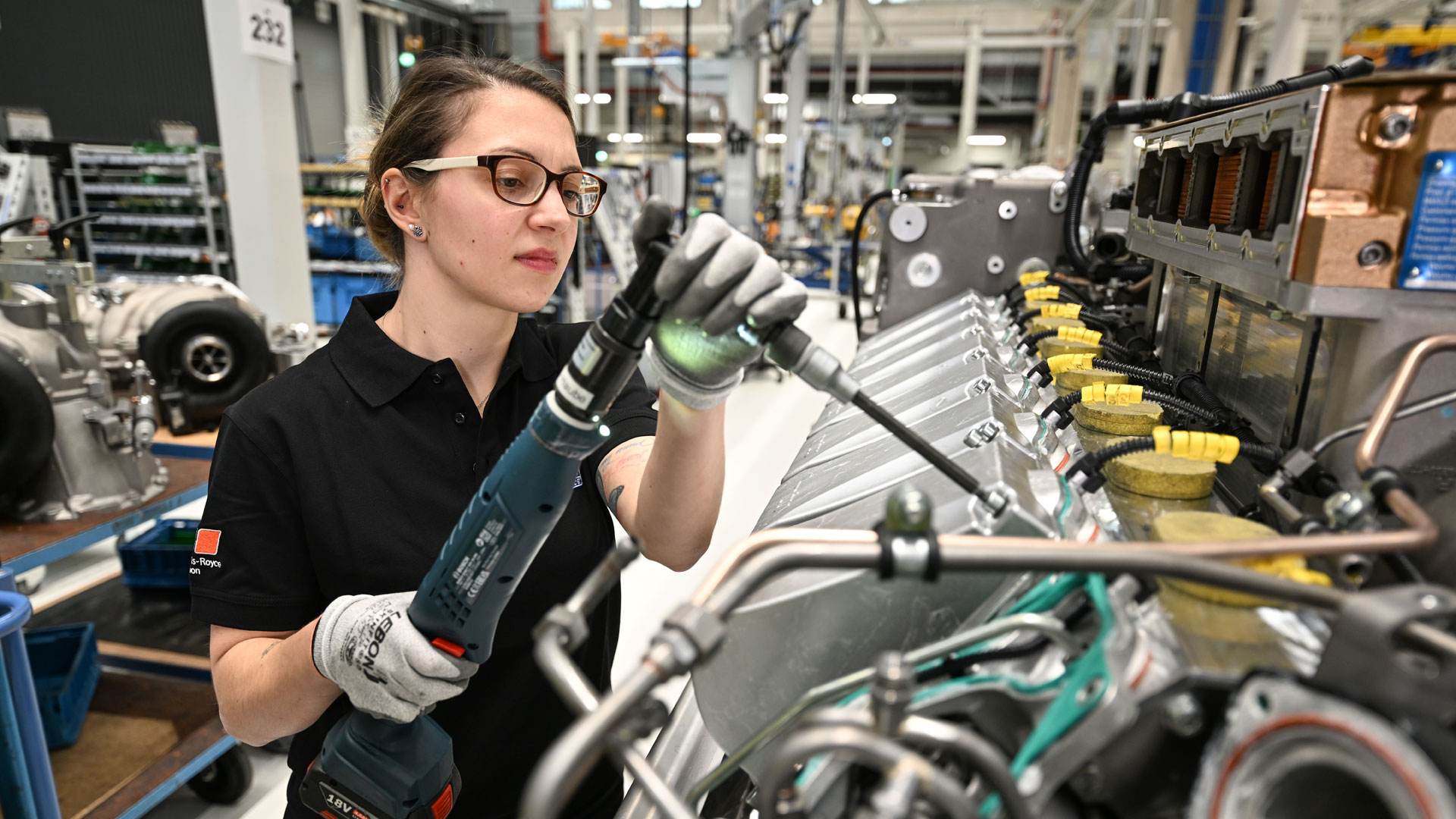 Eine Mitarbeiterin von Rolls Royce Power Systems in Friederichshafen. | picture alliance/dpa