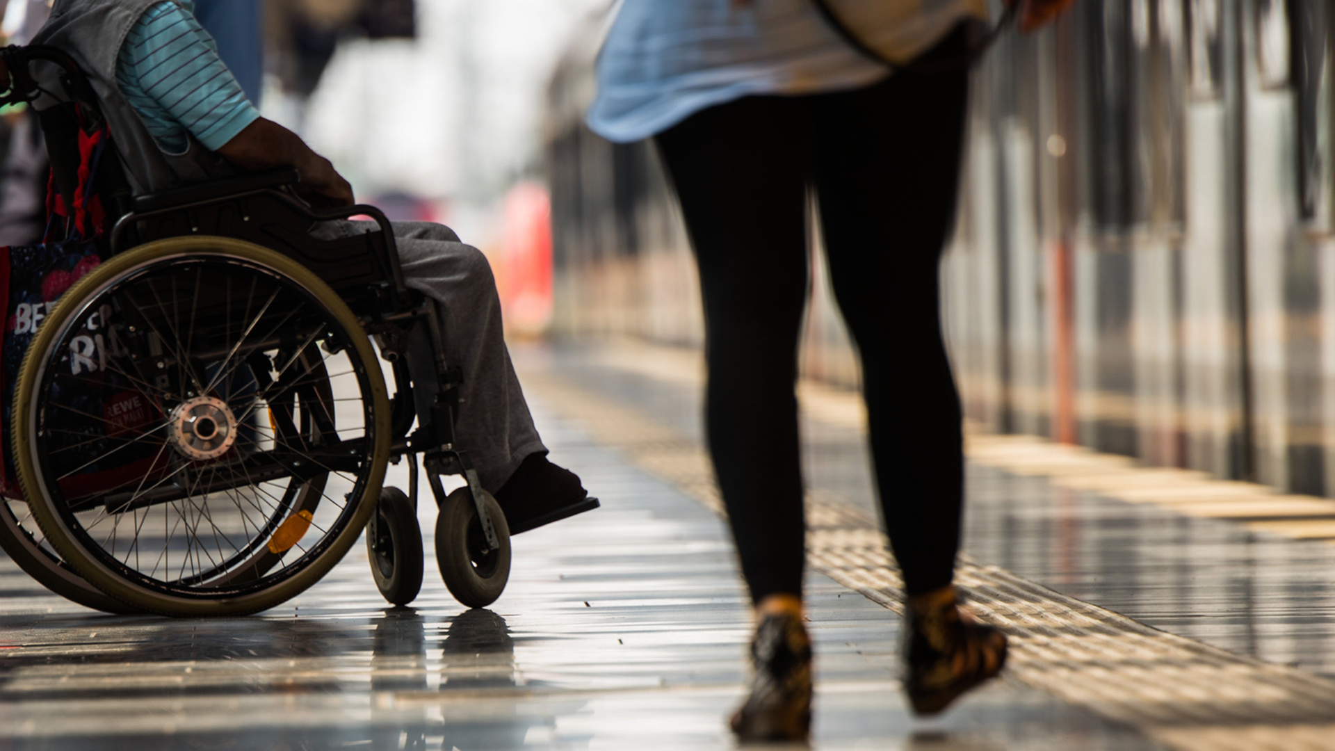 Ein Rollstuhlfahrer steht auf dem Bahnsteig im Frankfurter Hauptbahnhof.