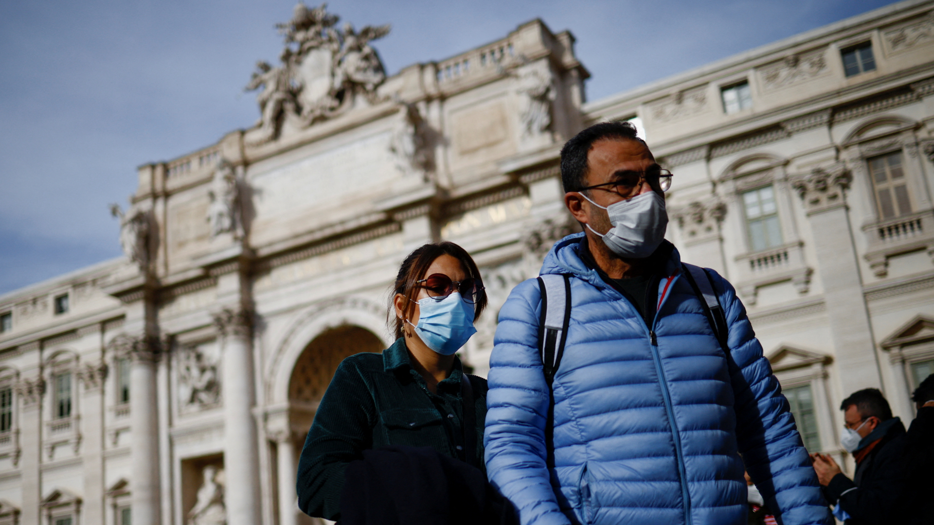 Zwei Passanten in Rom mit Maske | REUTERS