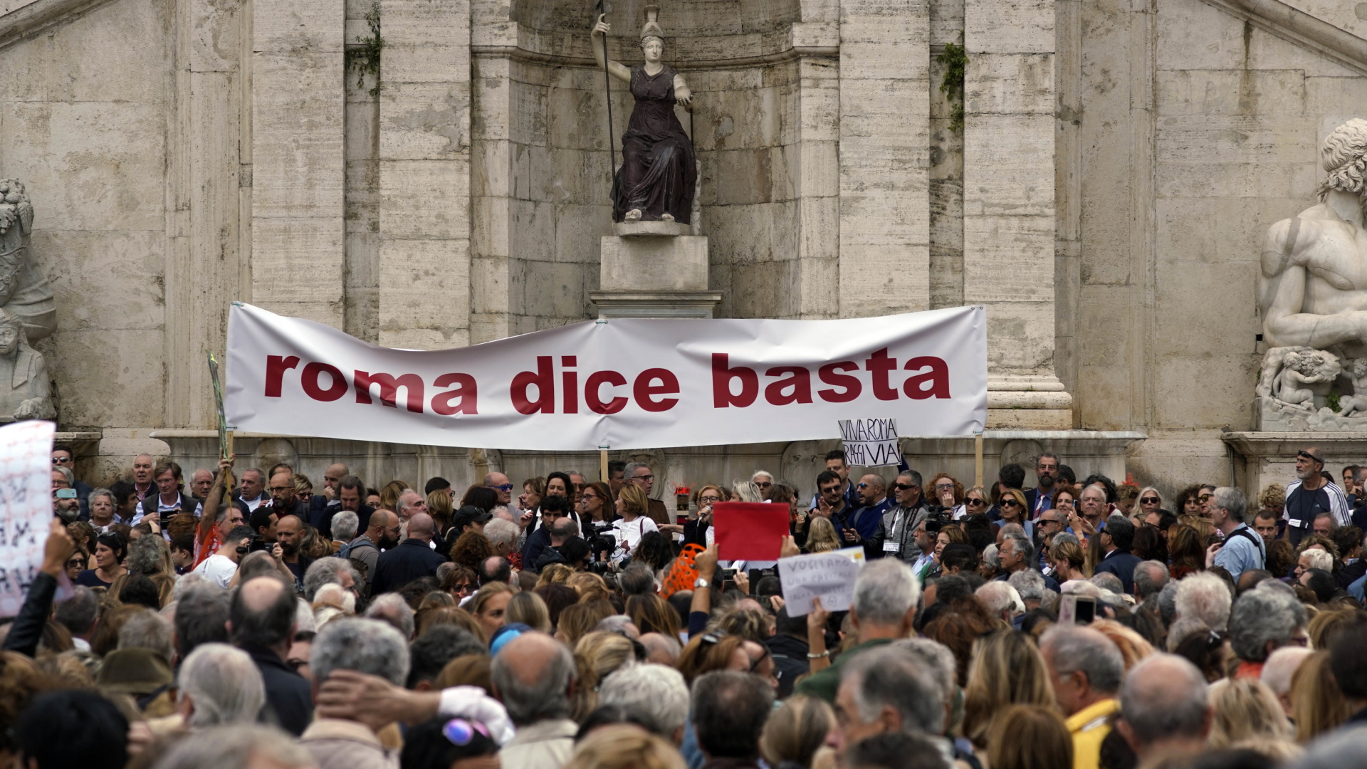 Demoteilnehmer in Rom haben ein Transparent mit der Aufschrift "Rom sagt basta!" aufgehängt. | Bildquelle: dpa