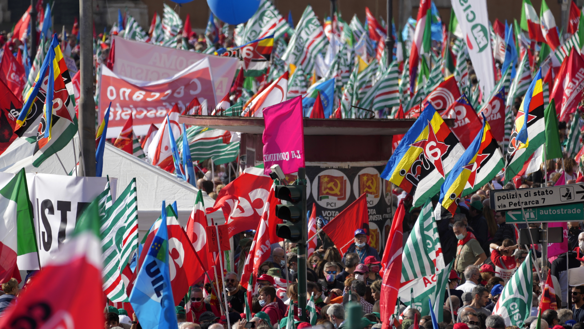 Demonstranten nehmen an einem Marsch in Rom teil, der von Italiens wichtigsten Gewerkschaften organisiert ist. | dpa